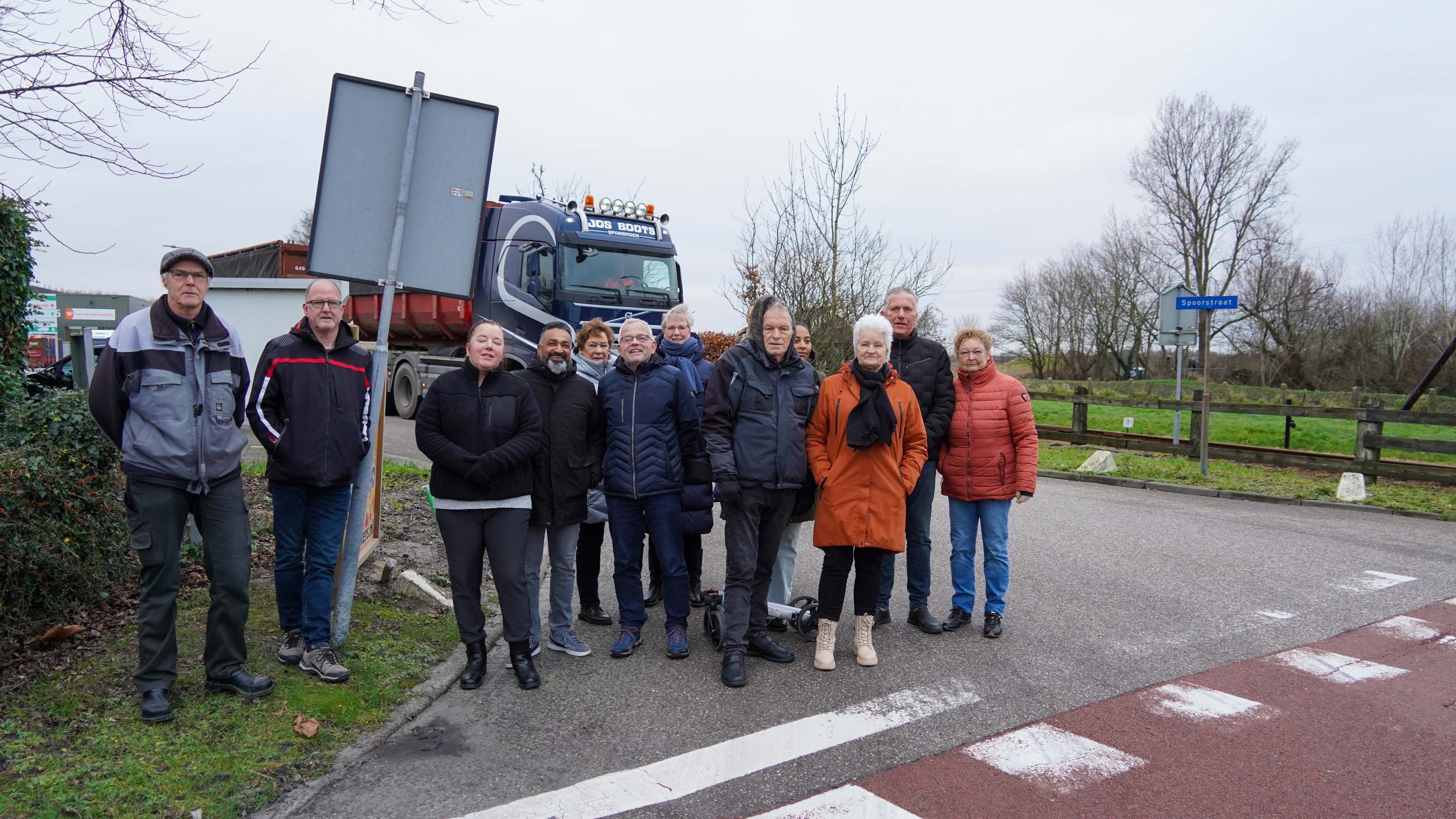Oosteinderweg in Wognum gaat gebukt onder toenemend aantal vrachtwagens: ‘Dat er niets gebeurt, is o