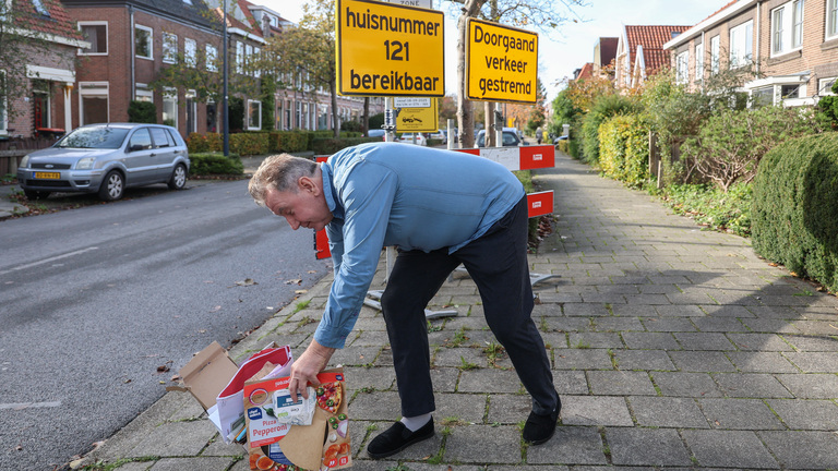 Door werkzaamheden in de omgeving is de Drieboomlaan moeilijker bereikbaar. Het adres van Bert Laan werd om die reden overgeslagen bij het ophalen van oud papier. 