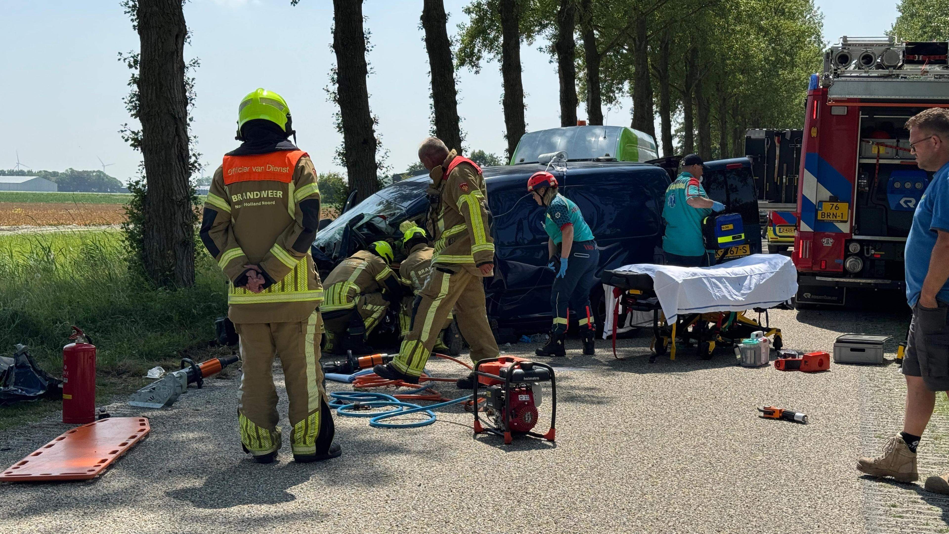 112 nieuws: Auto botst tegen boom in Middenmeer, frontale botsing tussen auto en lesauto