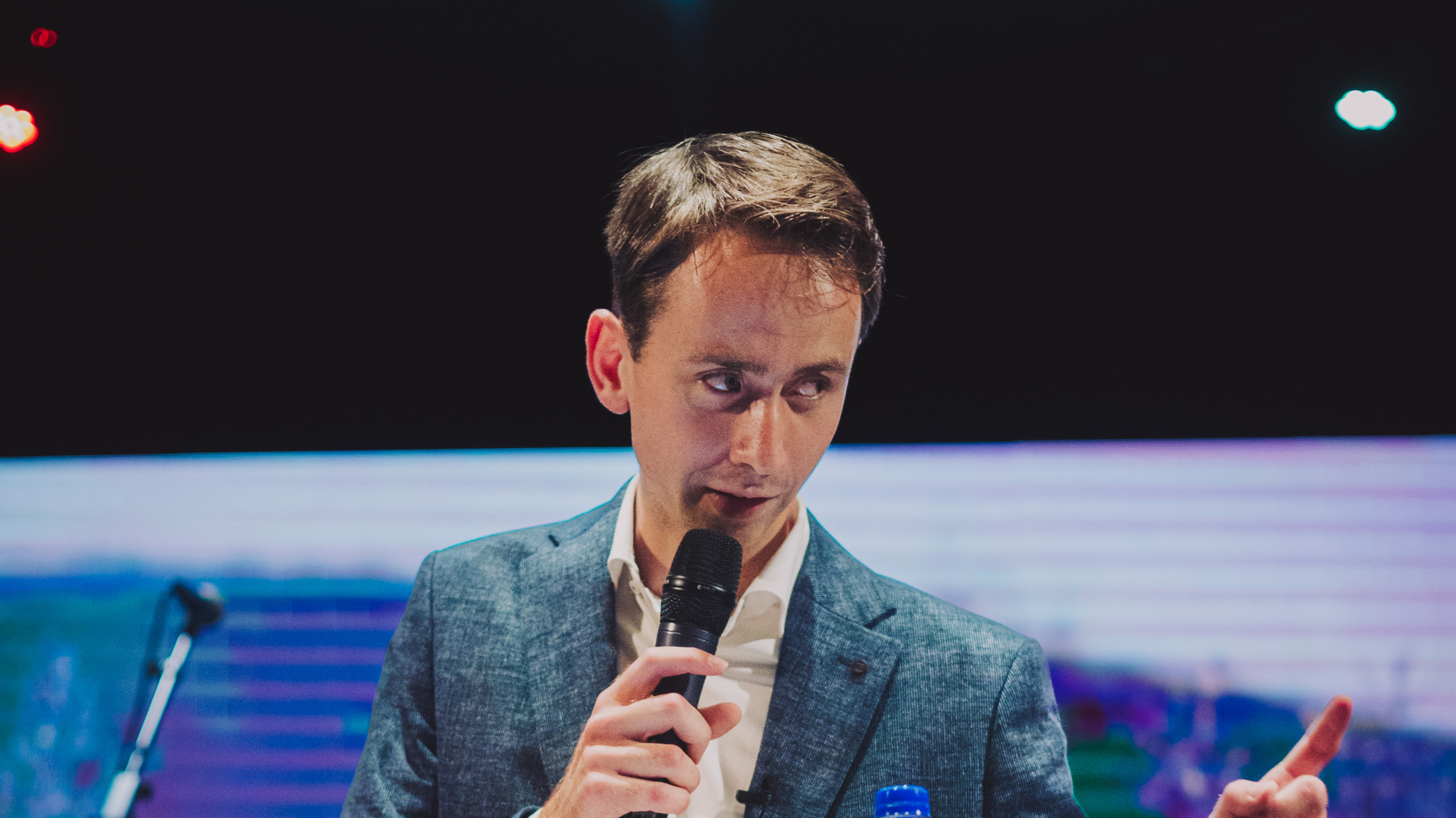 Ophef om ’genezingsdienst’  van omstreden prediker Jelthe Kloens in Den Helder: ’Hij verdient aan het belazeren van mensen’