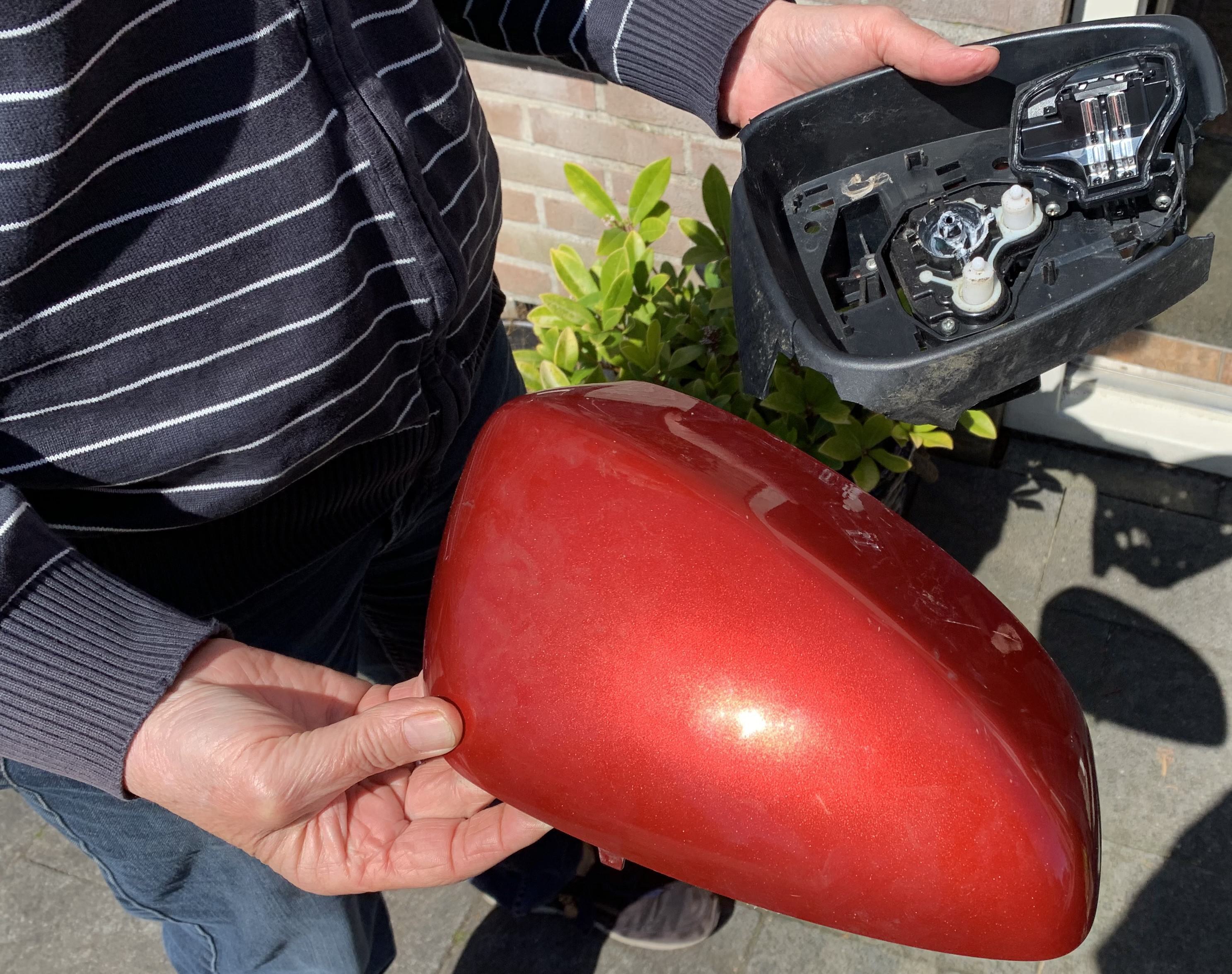 Man misdraagt zich in bus en laat daarna spoor van vernielingen achter in Ilpendam: zestien autospie