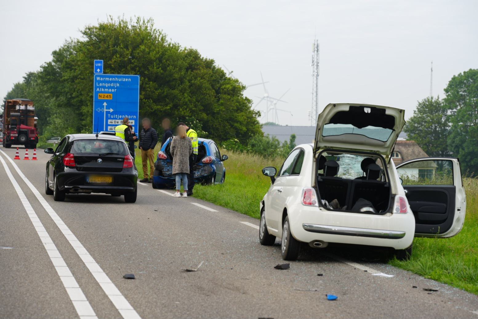 Vier voertuigen betrokken bij kop-staartbotsing in Dirkshorn, weg tijdelijk afgesloten