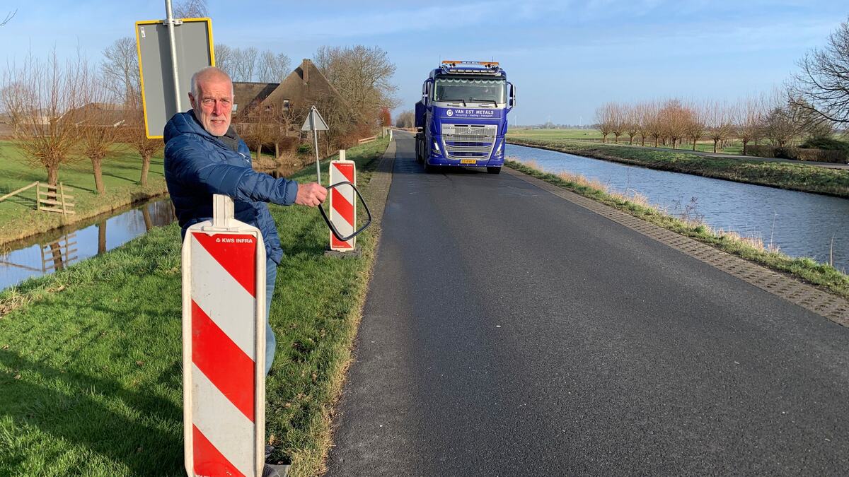 Scherven van afgebroken zijspiegels in de berm. Bewoners Langereis ...
