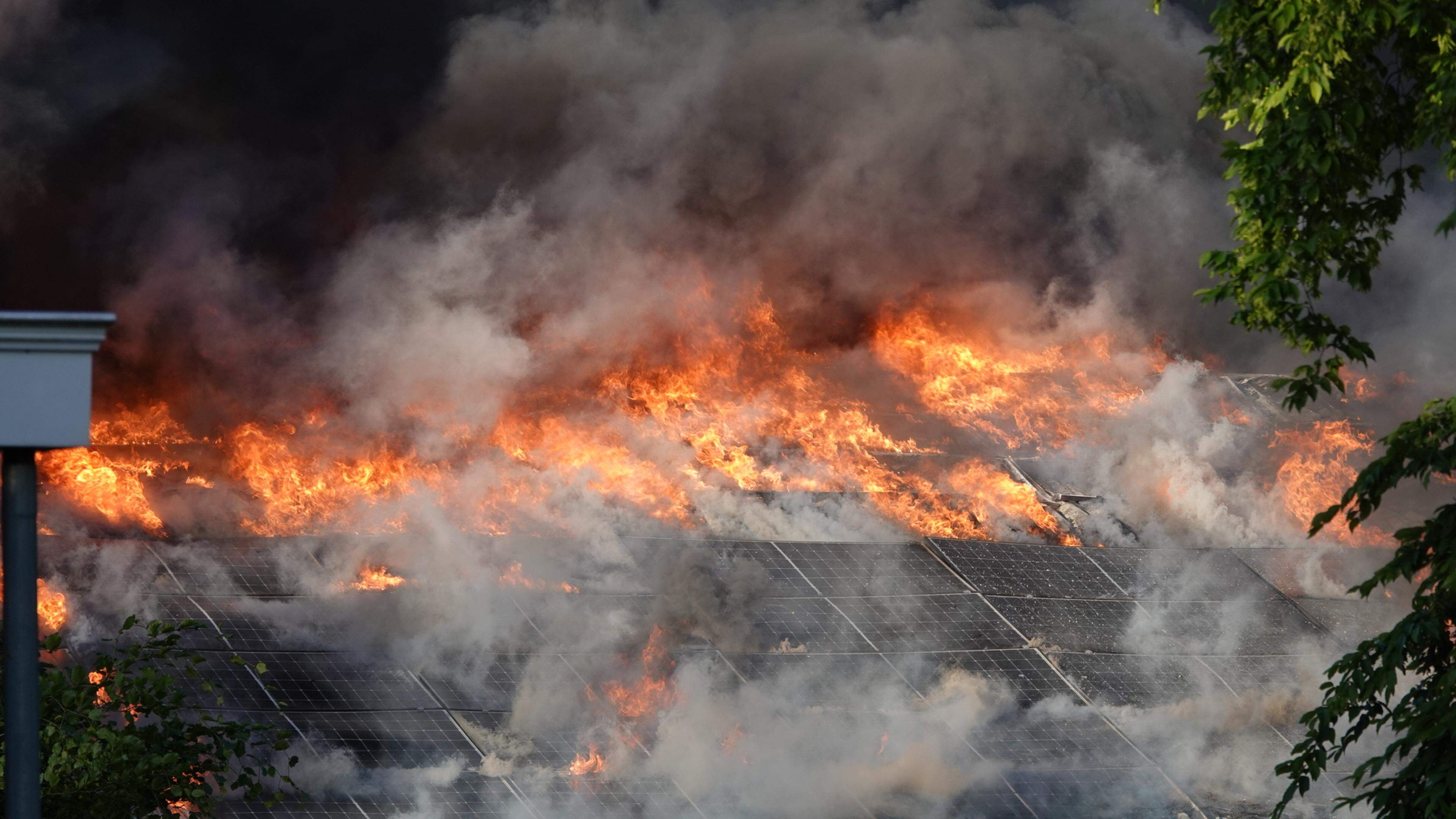 Ineens vallen na een grote brand versplinterde deeltjes van zonnepanelen in je achtertuin. Wat doe j