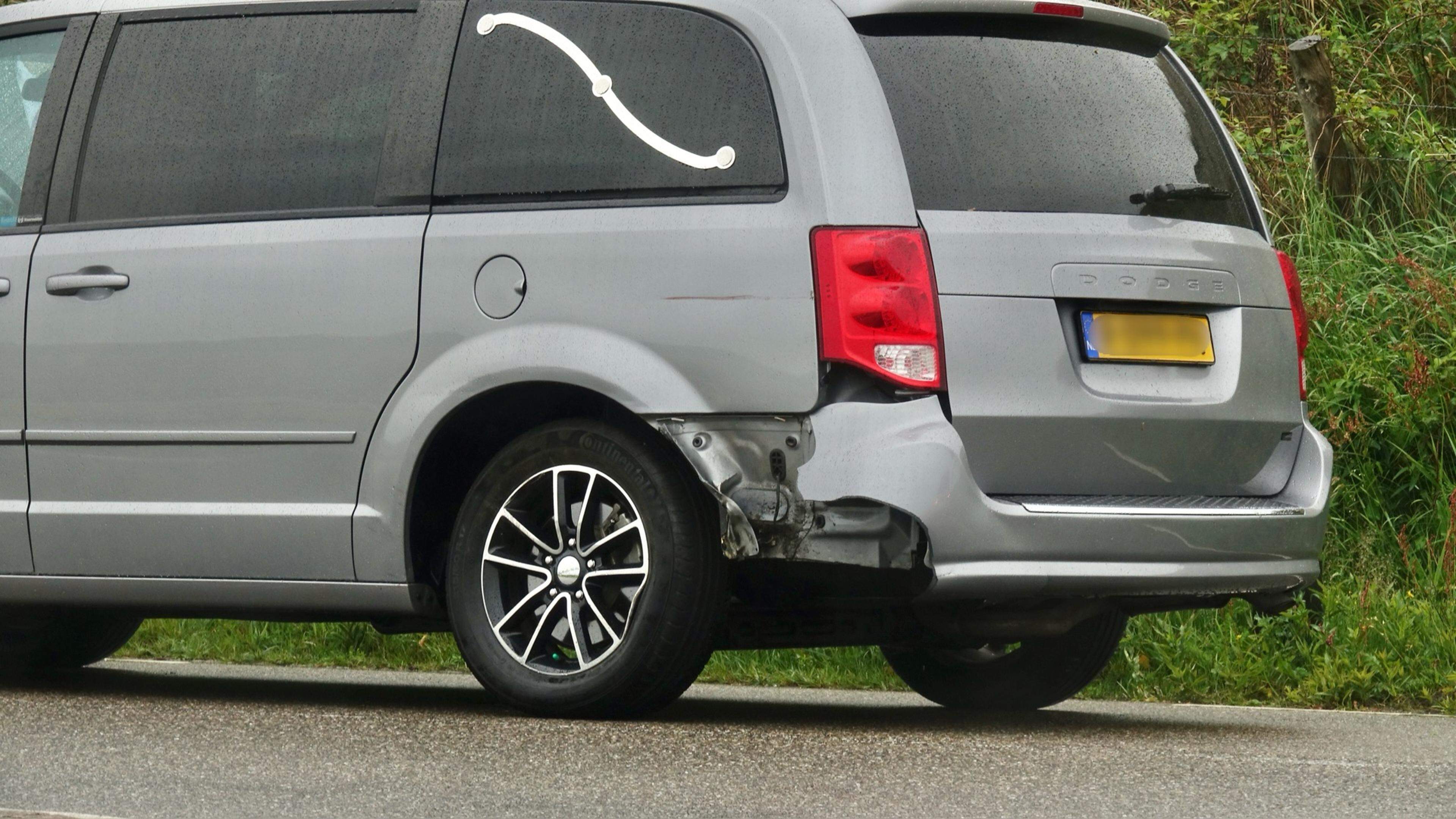 Lijkwagen botst tijdens stoet met auto in Callantsoog, gewonde autobestuurder aangehouden