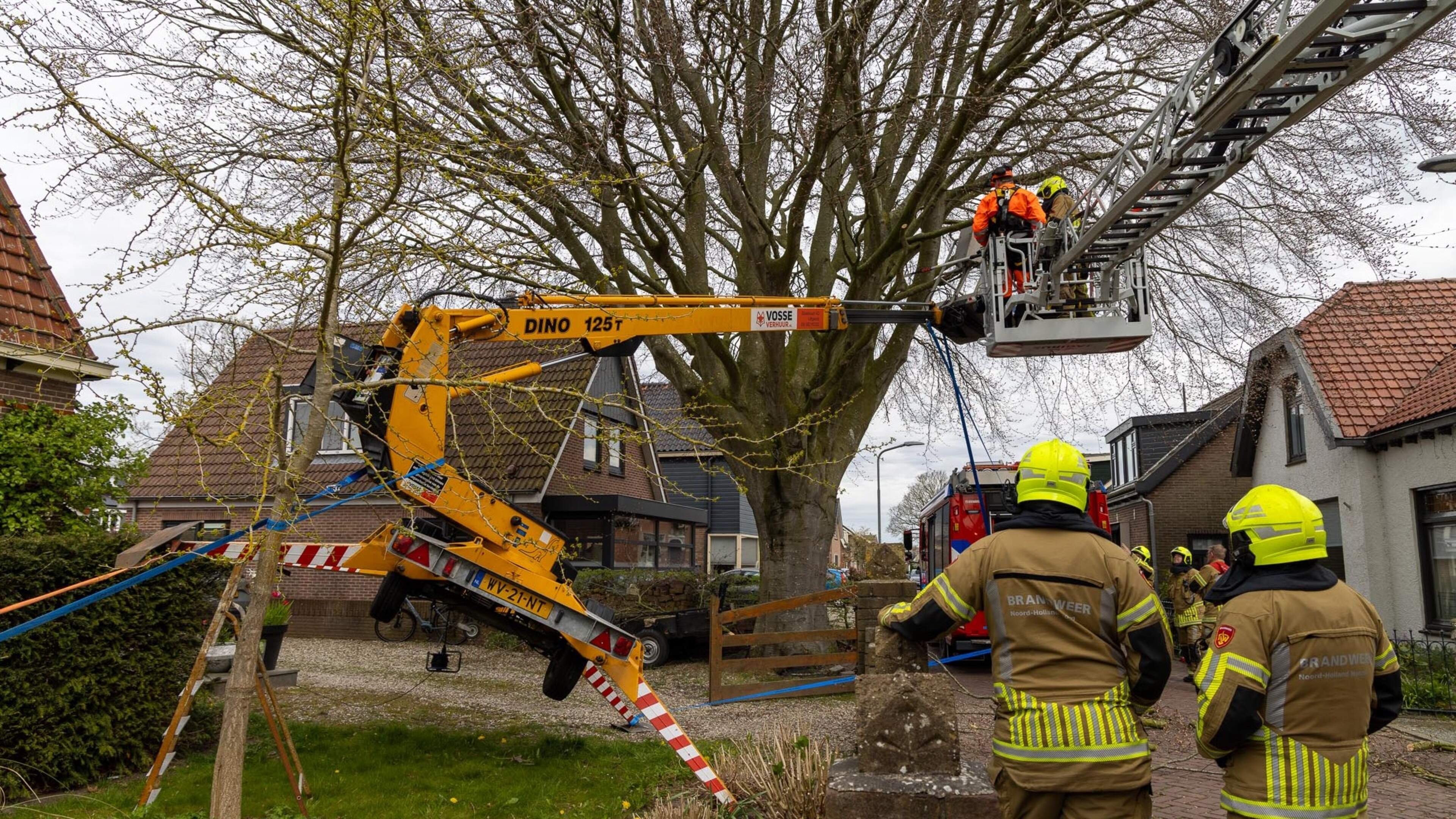 Cherry picker nearly topples in Akersloot, fire department on scene for over two hours