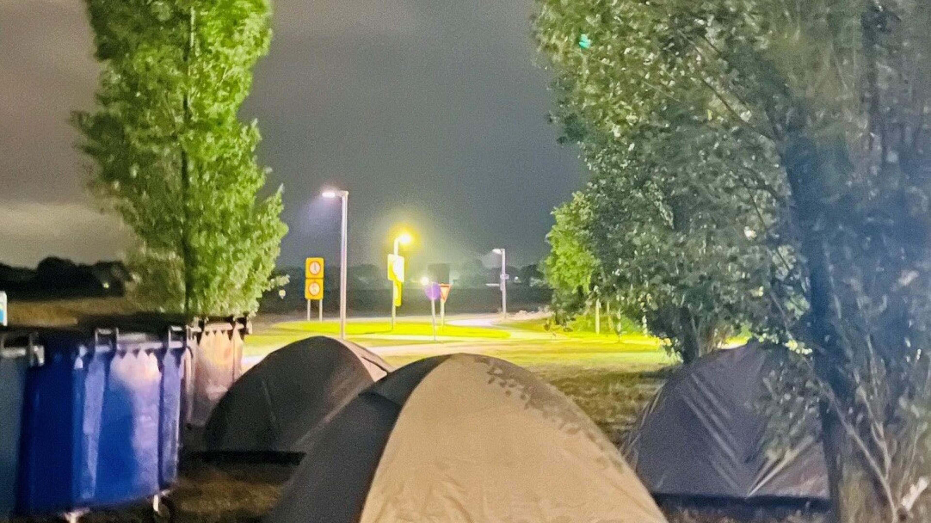 Tension rises over new European asylum system: Haarlem night nurse Nadia Slimi aids refugees left behind in Ter Apel. ‘We’ll stay as long as necessary’