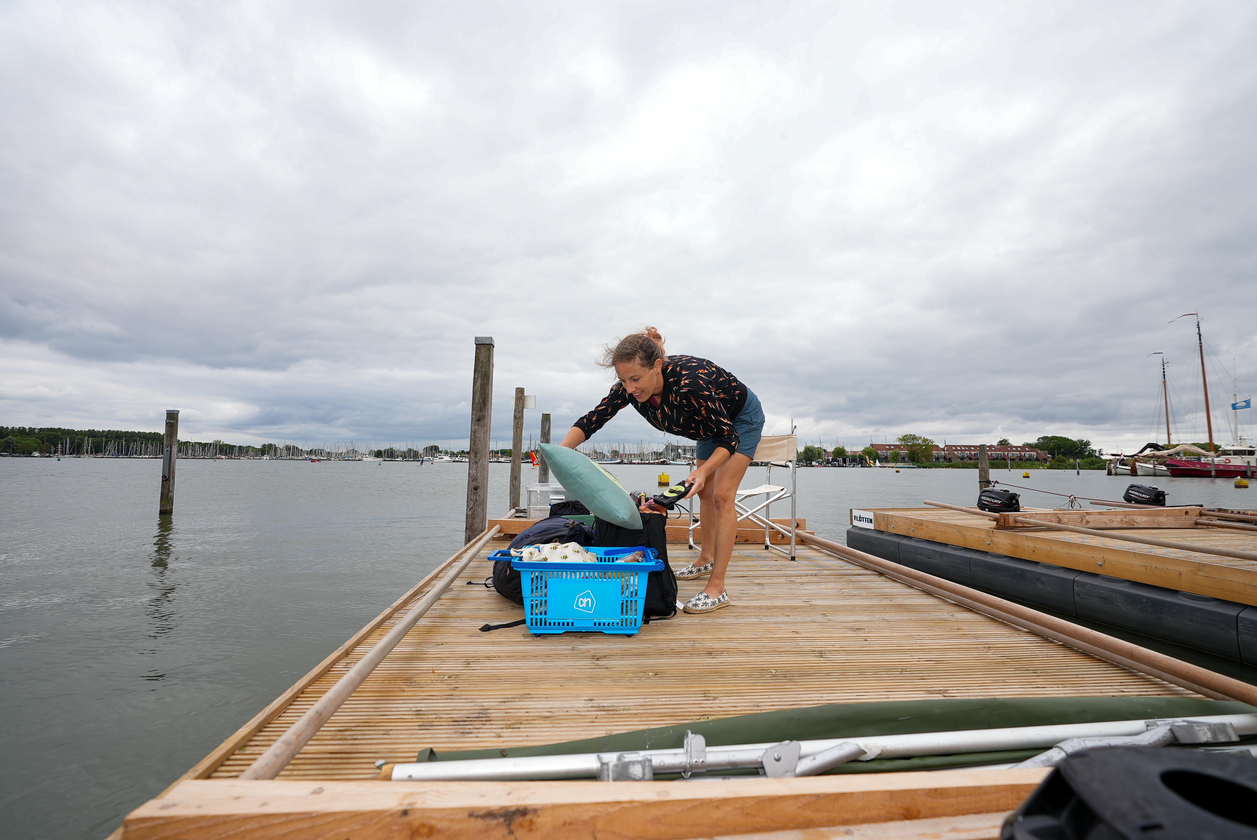 Slapen in een tentje op het water, vlotkamperen steeds populairder in Waterland: ’In Scandinavië is 