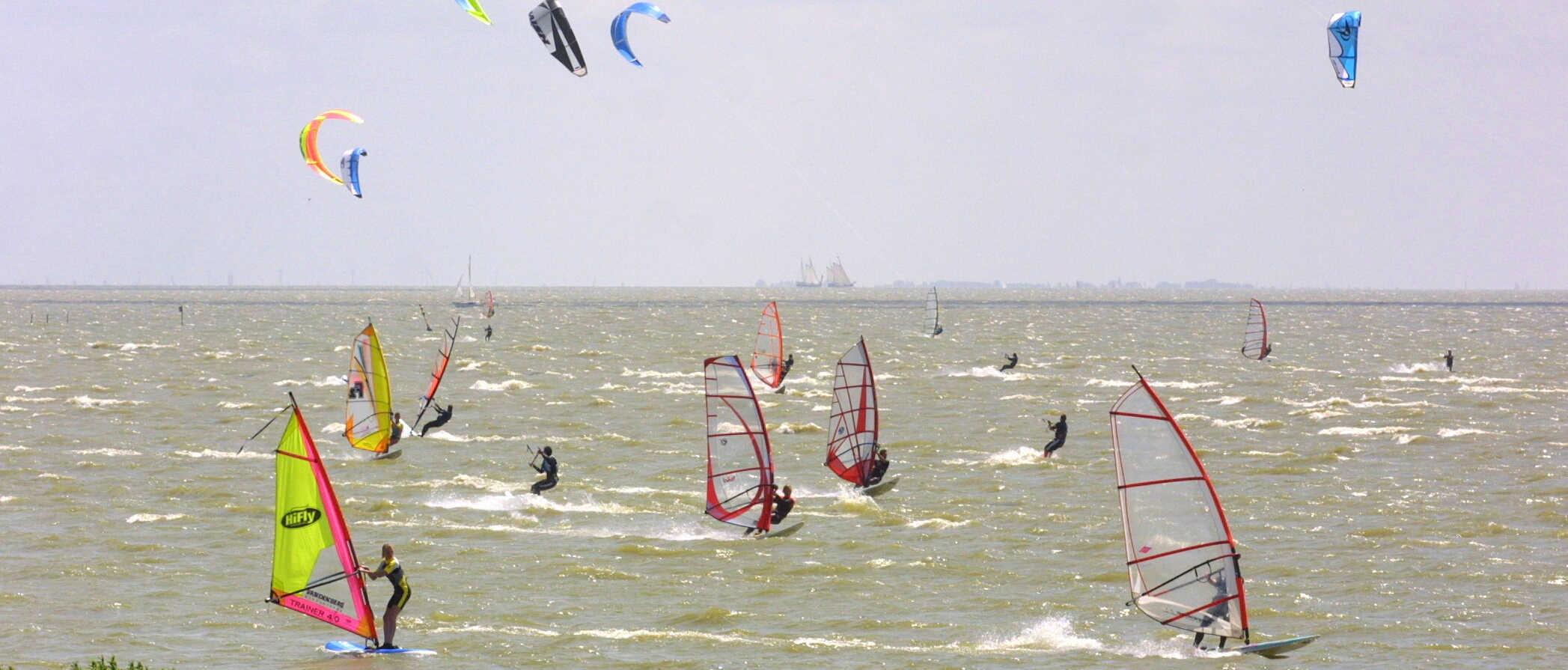 Windsurfers vragen om extra parkeerplekken op dijk Schellinkhout