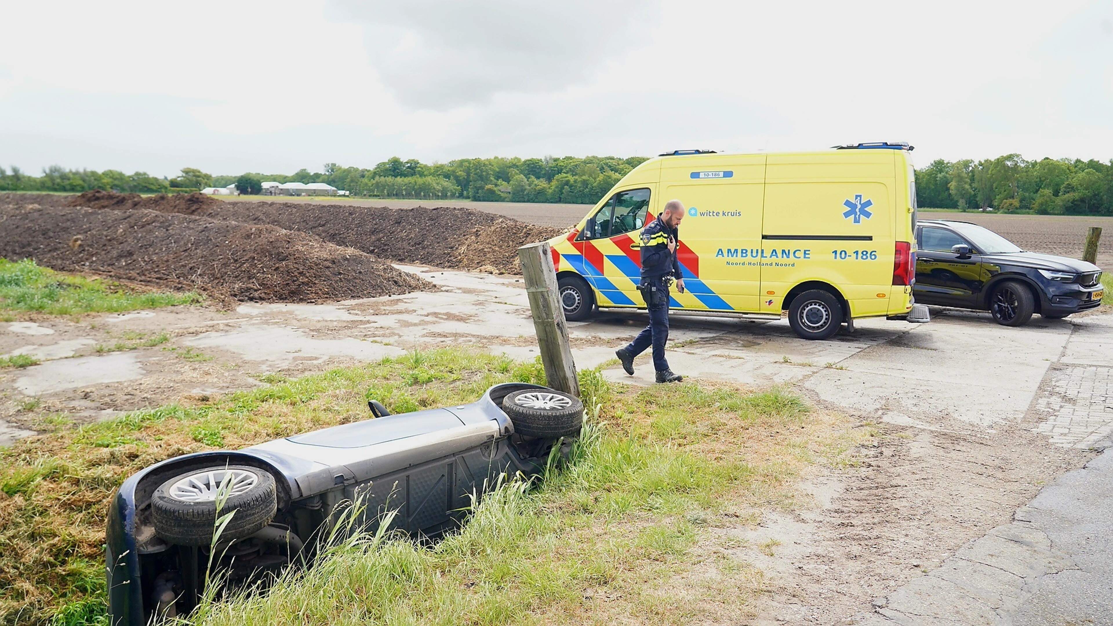 Automobilist belandt in greppel bij uitwijkmanoeuvre in Egmond aan den Hoef