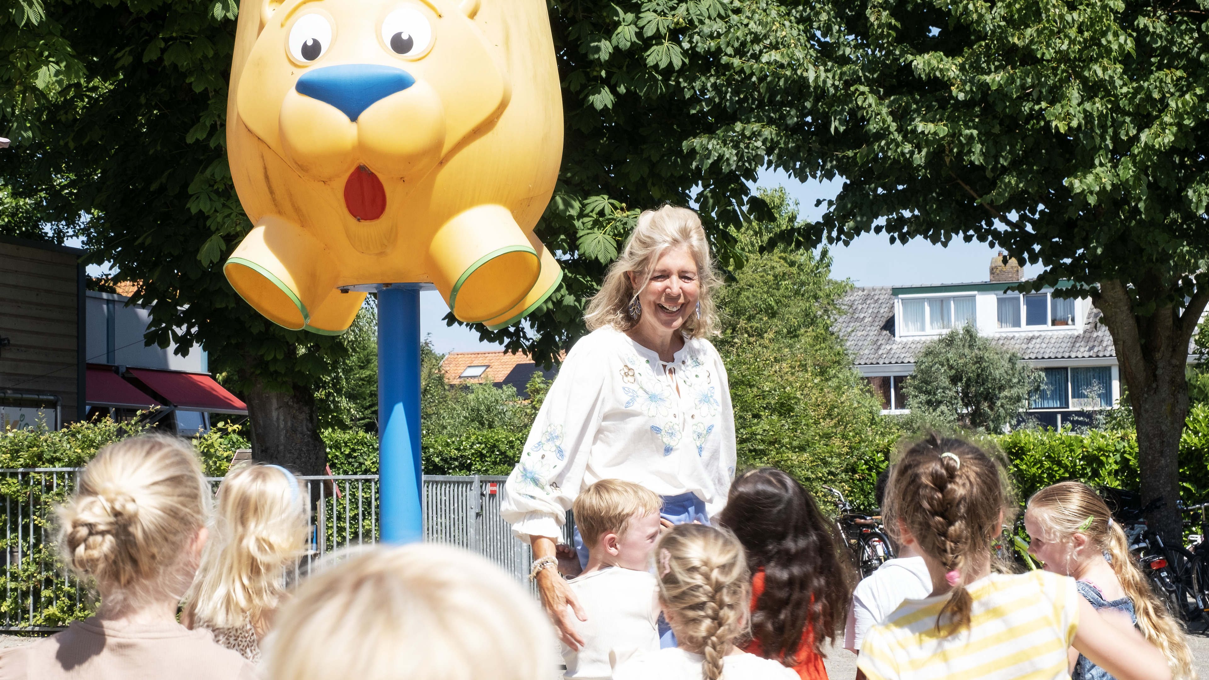 Zeker duizend kinderen kregen les van juf Marian (66). Na ruim veertig jaar zwaait ze af. ’Het zijn 