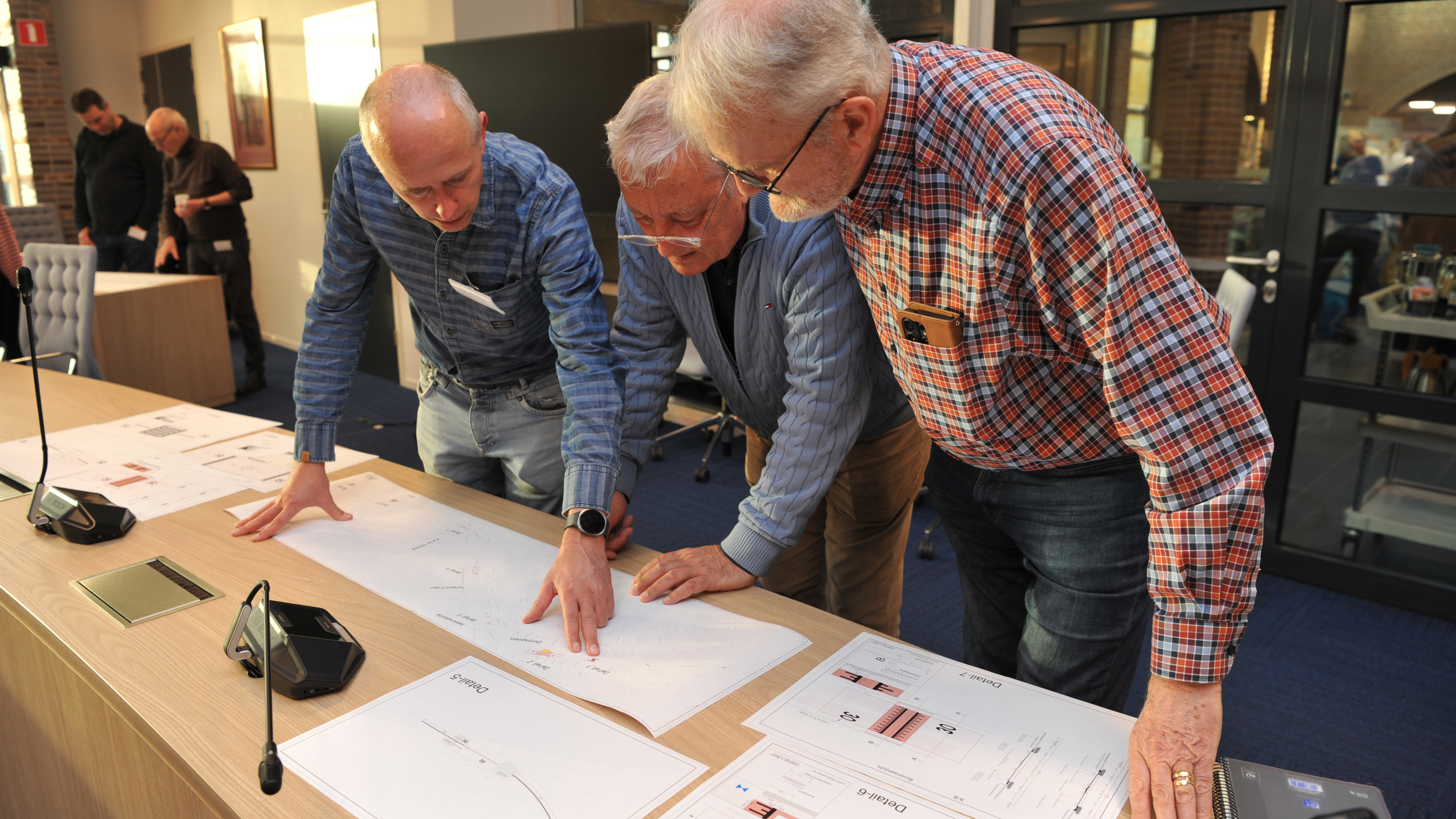 Castricum residents concerned over Dorpsstraat traffic measures: Will crossing without traffic lights be less safe?