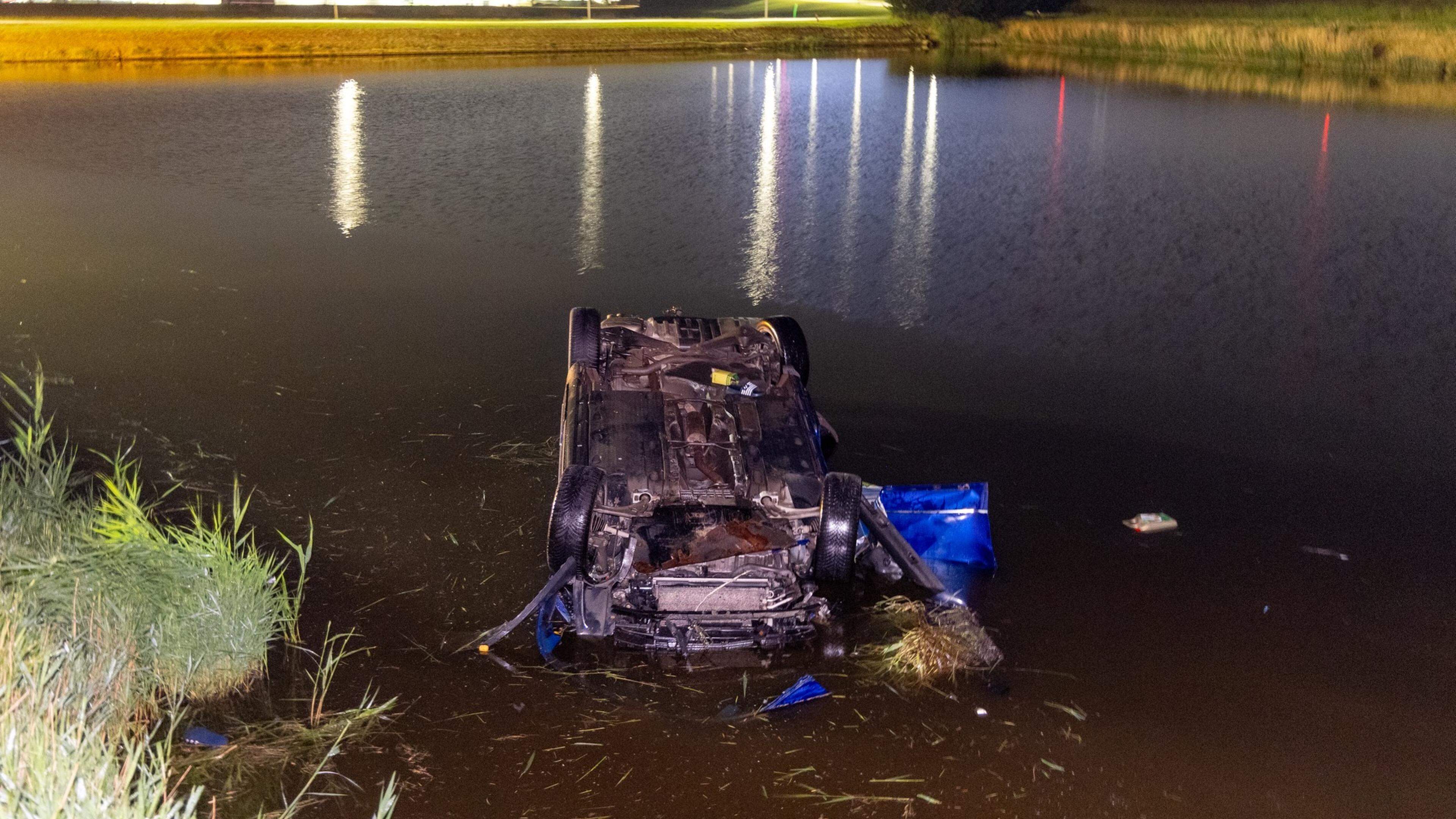 Auto belandt in sloot Middenmeer, twee gewonden