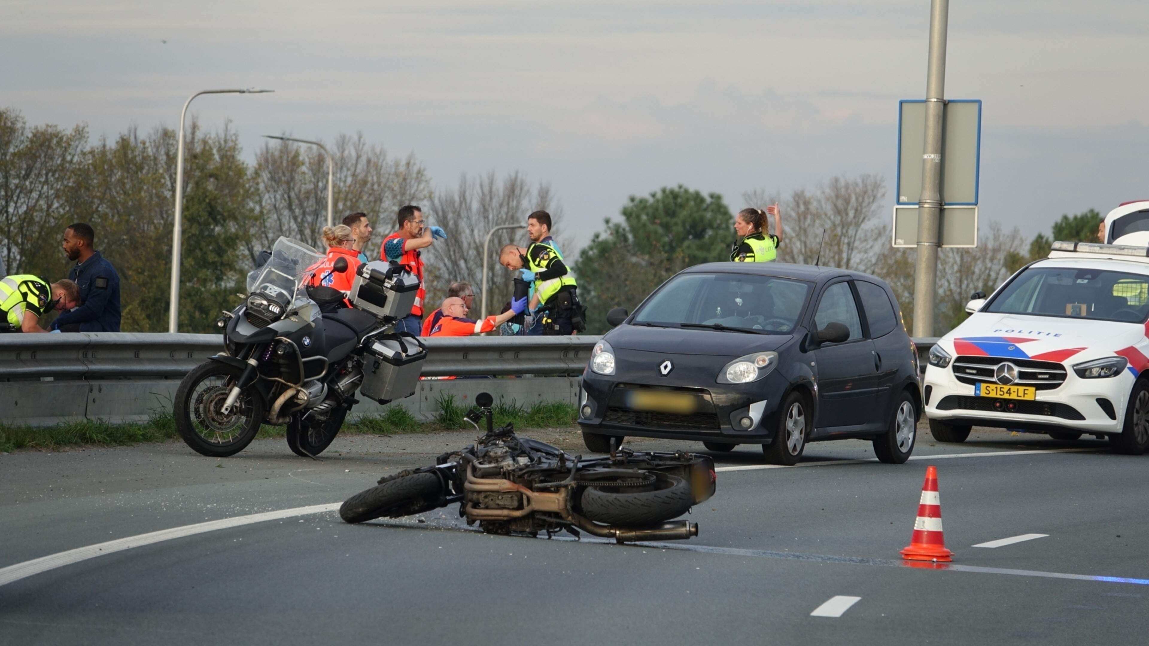 Dode (29) en zwaargewonde bij ernstig motorongeval op toerit N307 bij Hoorn [update]