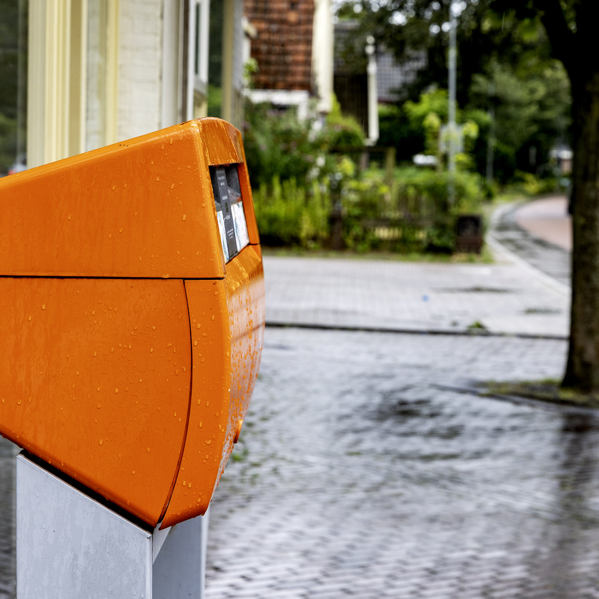 Het gebruik van brievenbussen voor ouderwetse overschrijfformulieren wordt sterk afgeraden, de methode is zeer fraudegevoelig. 