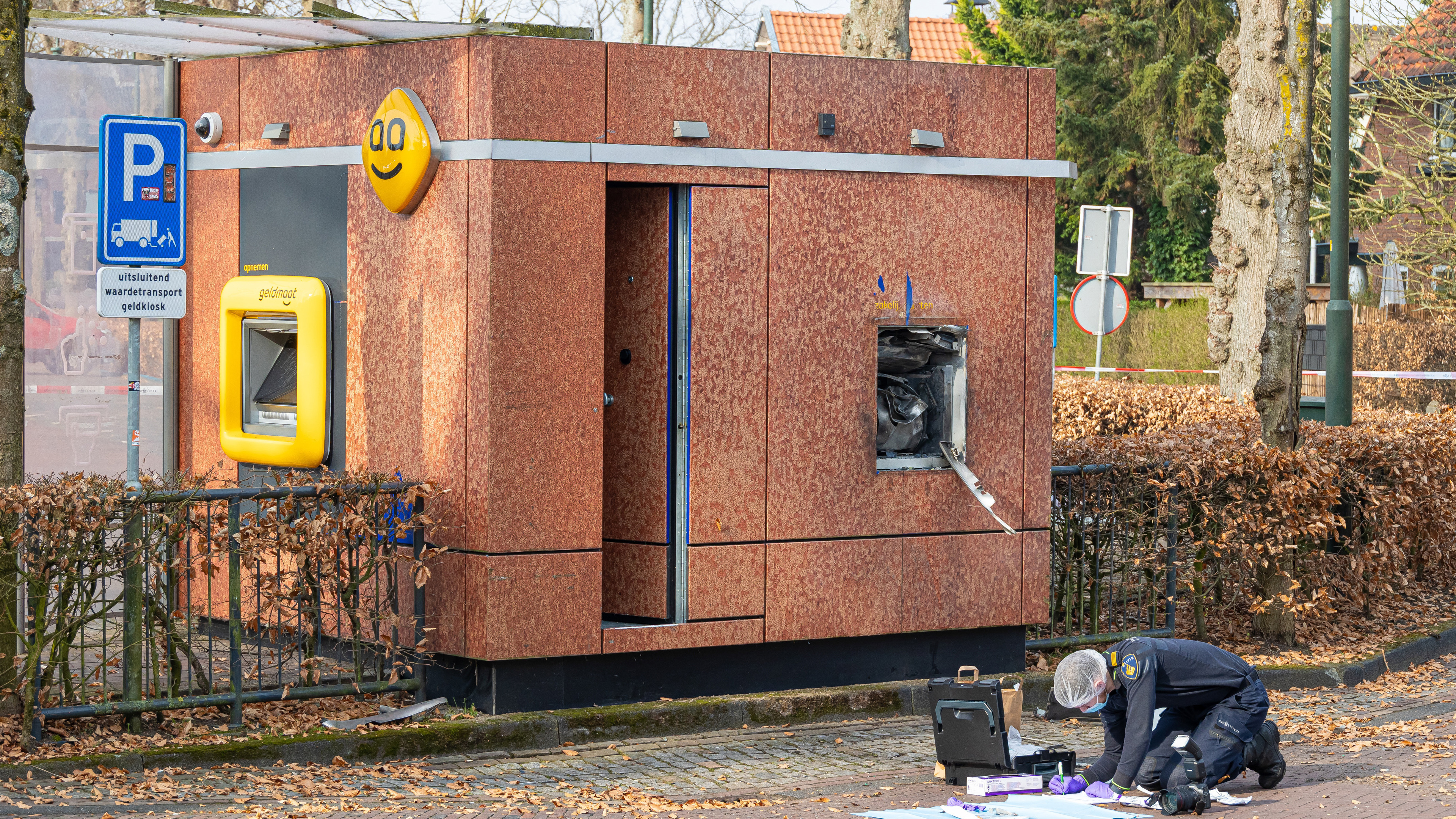 Badhoevedorp ATM bombing suspects are Amsterdammers aged 18 and 20. 'Sealbag machines' appear to be new targets.