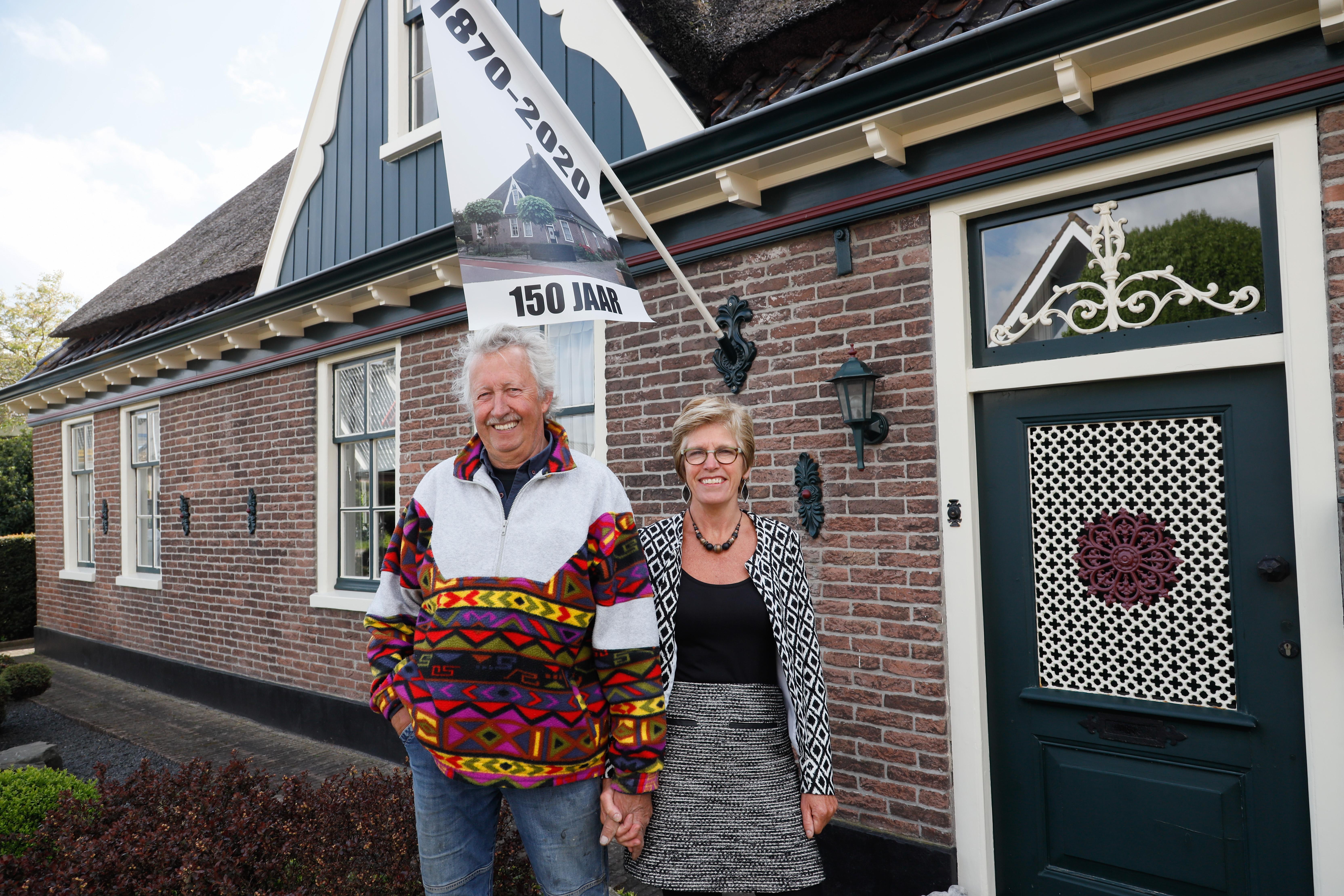 Vlag in top voor 150-jarige stolp in Avenhorn
