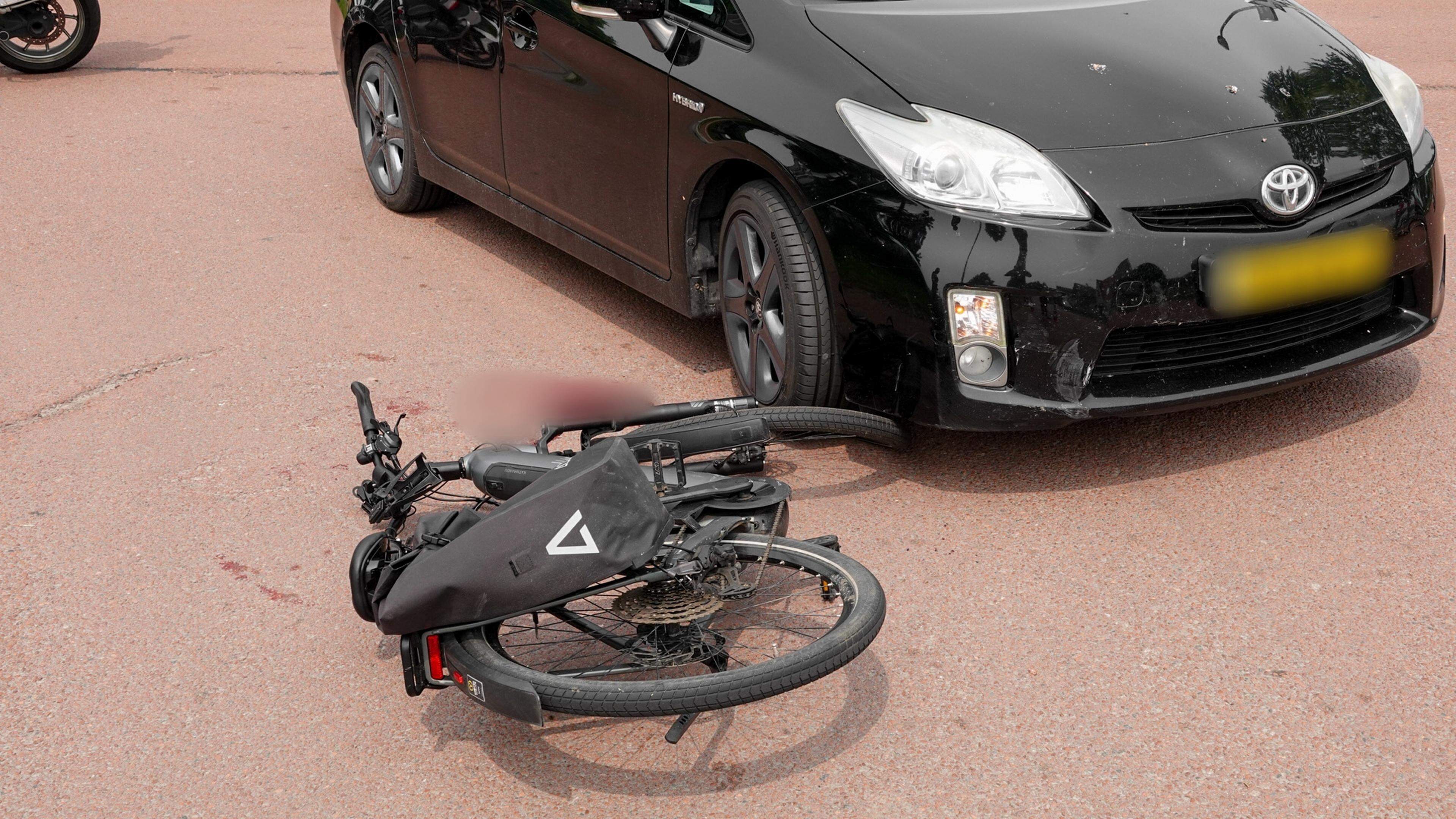 Man op e-bike gewond bij botsing met auto in Zwaagdijk