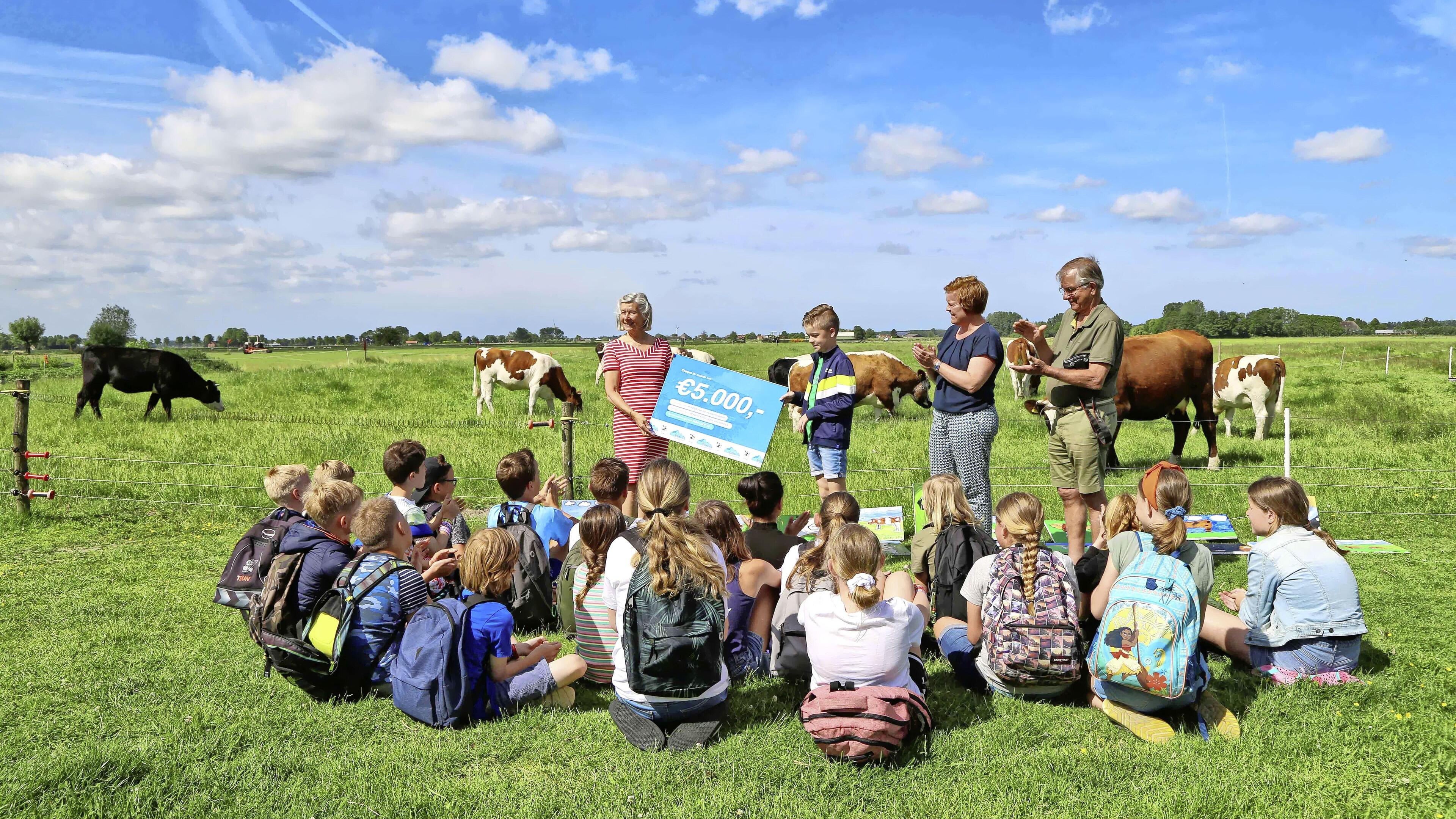 ’Zittend met je kont in droge stront koeien natekenen’. Schooljuf Bonifatiusschool geniet zelf nog m