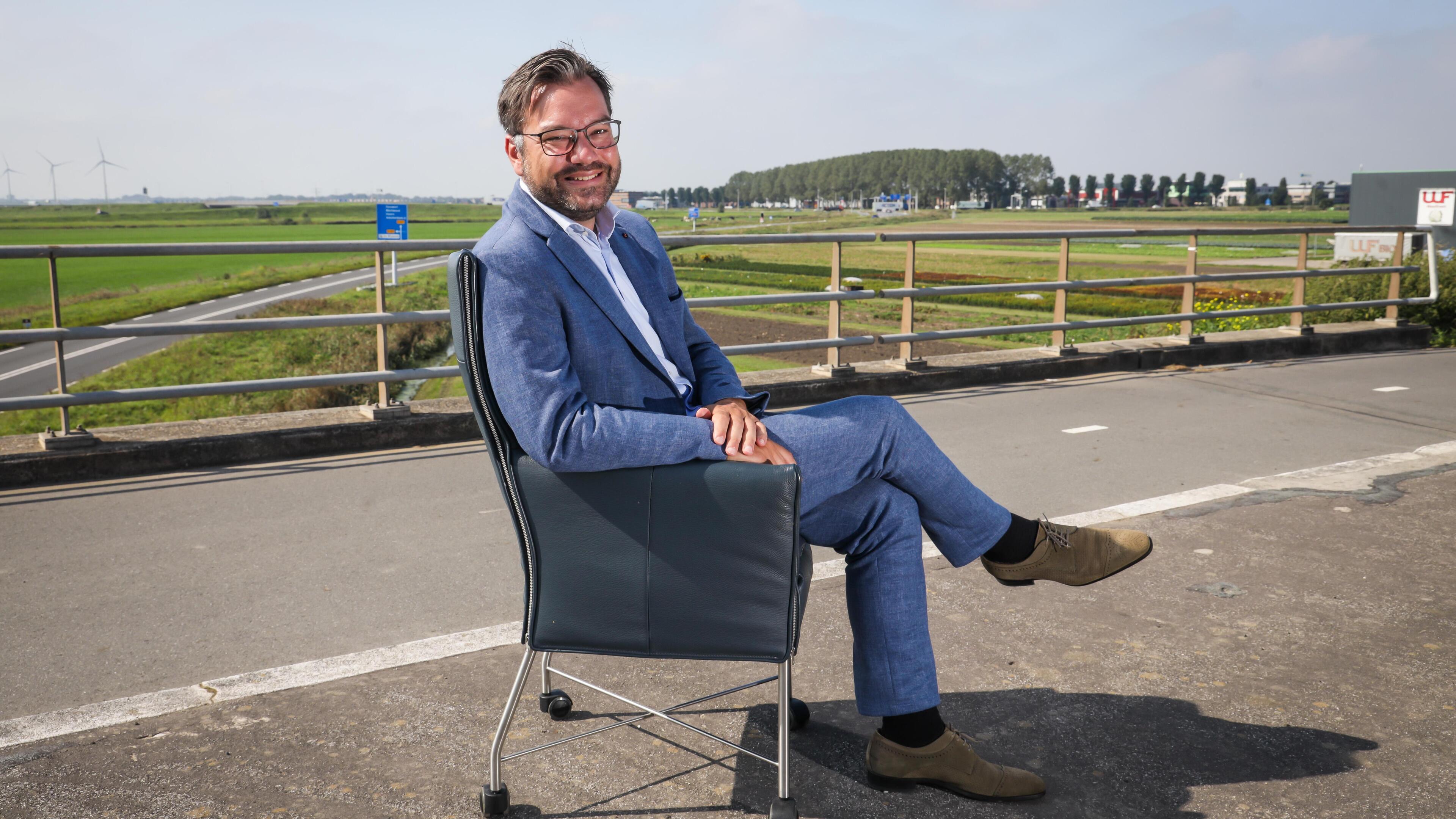 Burgemeester Pijl mag nog jaar in Westwoud blijven wonen. Drechterland wil mening inwoners voor zijn