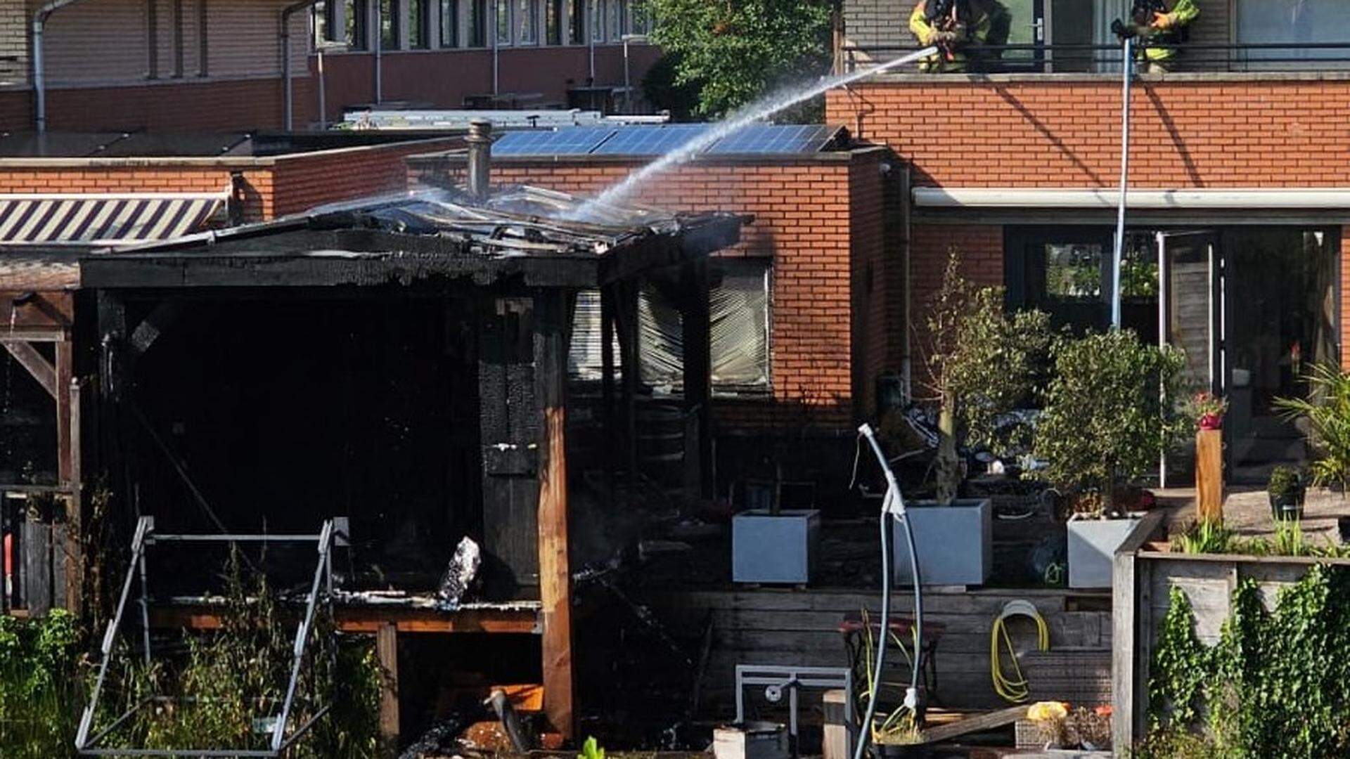 De schuur raakte zwaar beschadigd door brand.