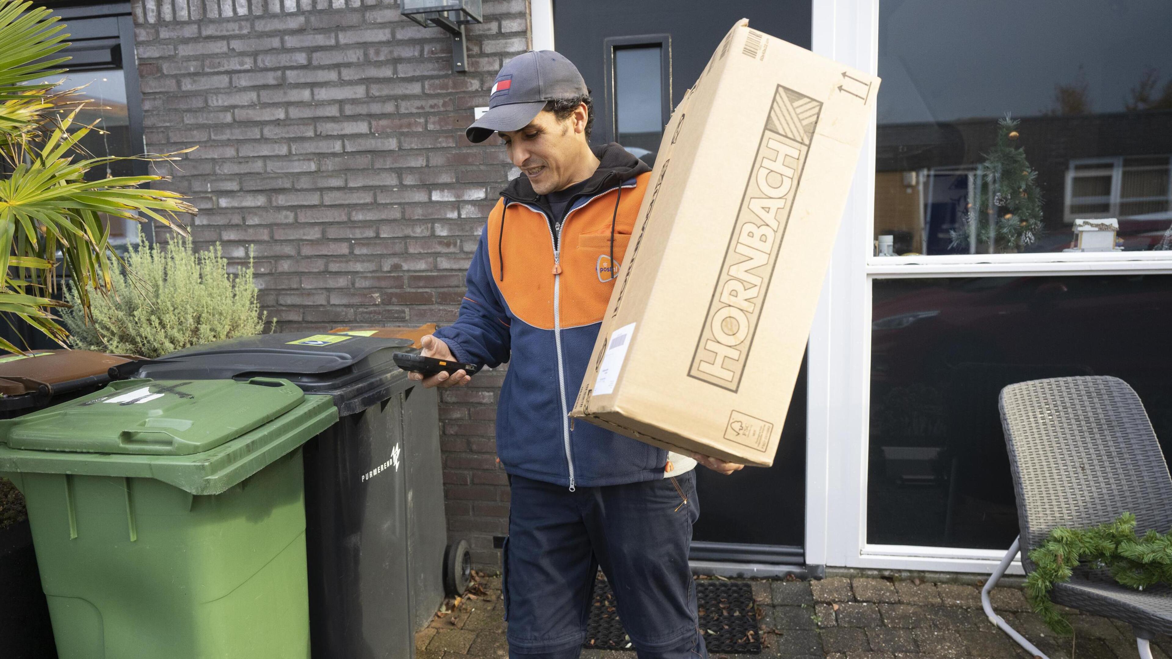 Pakketbezorger Marouane, op handen gedragen in de Purmerendse wijk Weidevenne, stopt ermee: ’Iederee