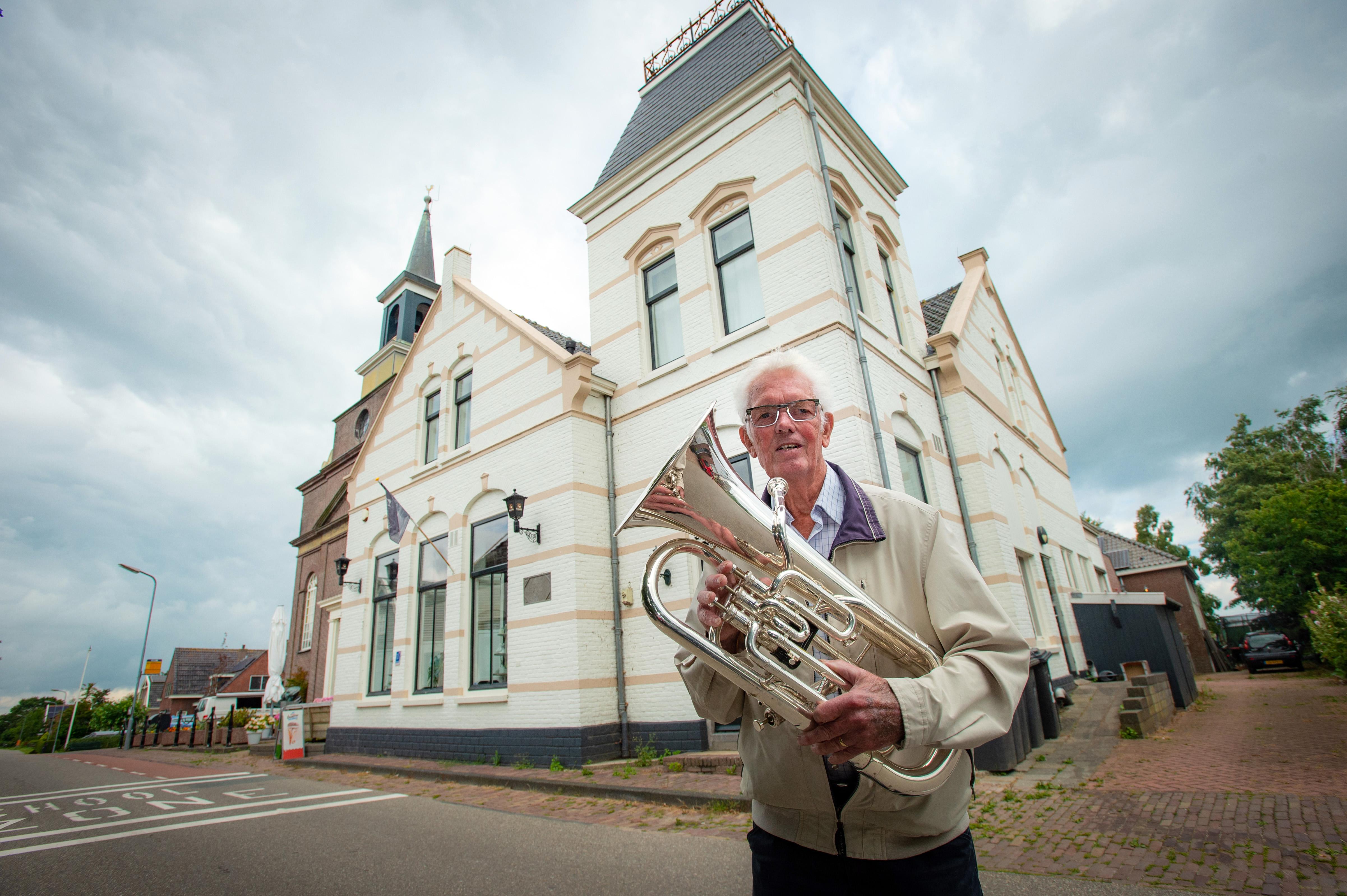 Ongekroonde burgemeester Piet Visser blaast mee