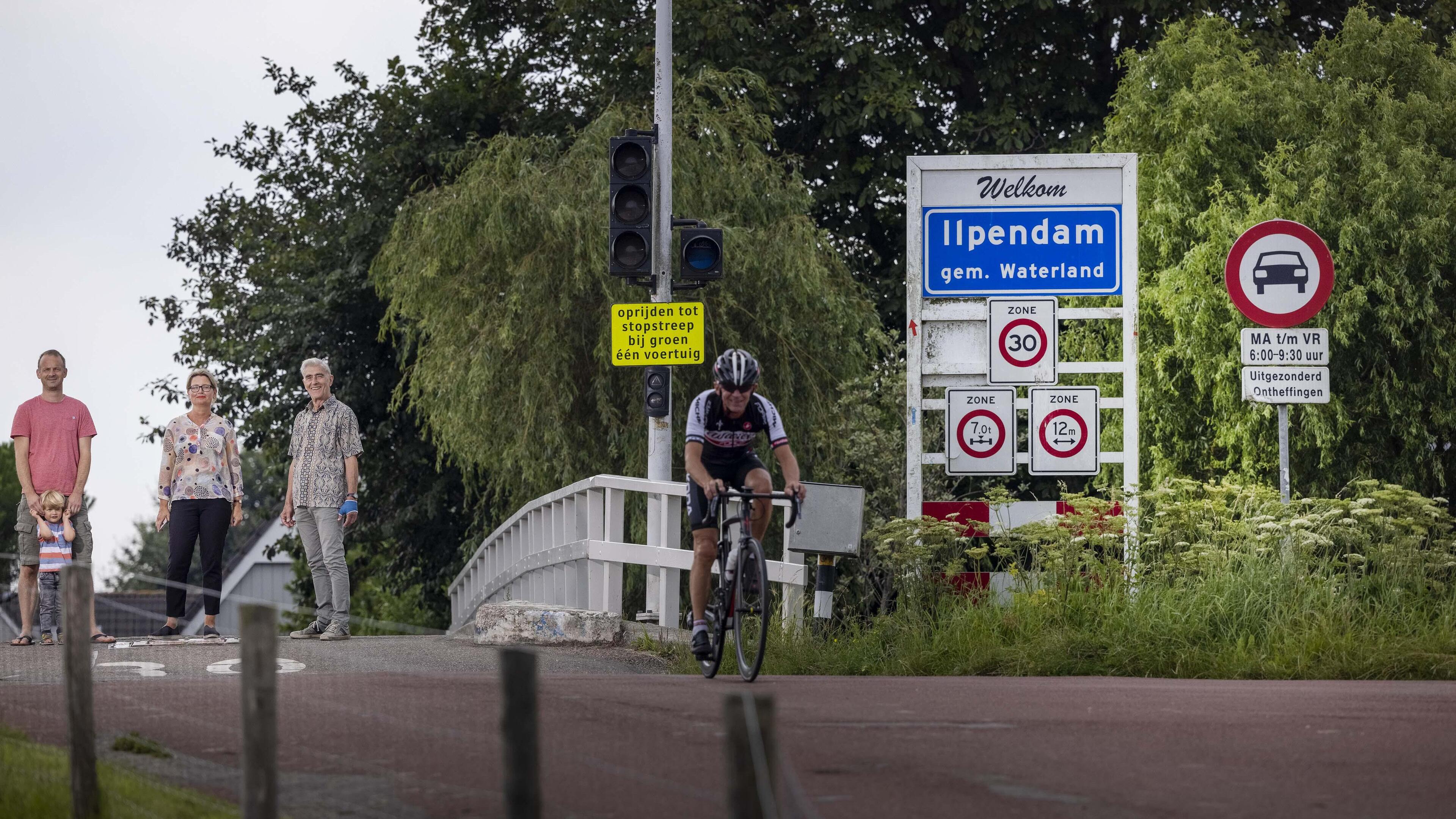 Nieuwe blokkade tegen sluipverkeer Ilpendam vier maanden vertraagd: ’Misverstand over de staalconstr