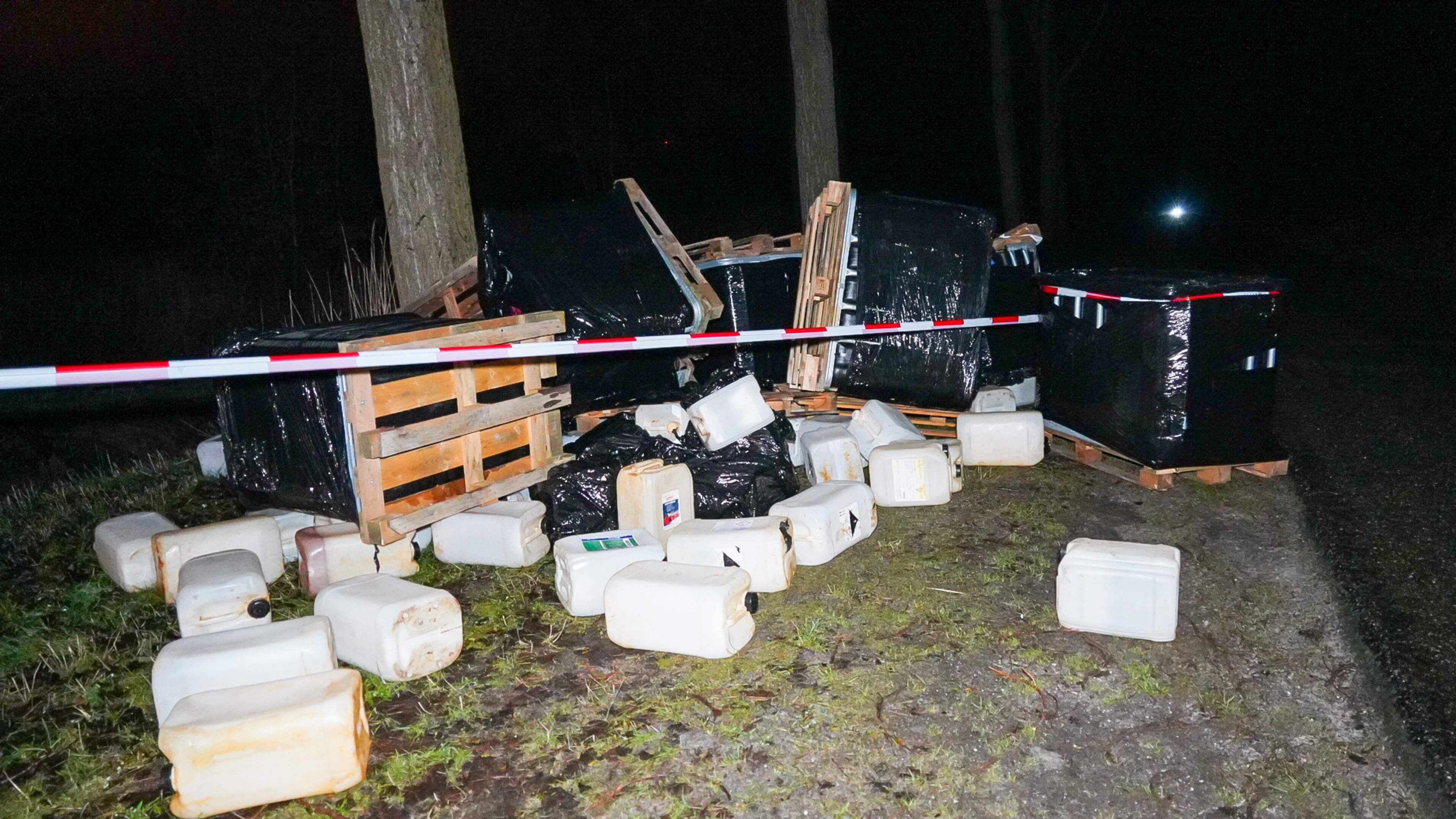 Onderzoek wijst uit: geen drugs in gedumpte lading vaten bij Wieringerwerf