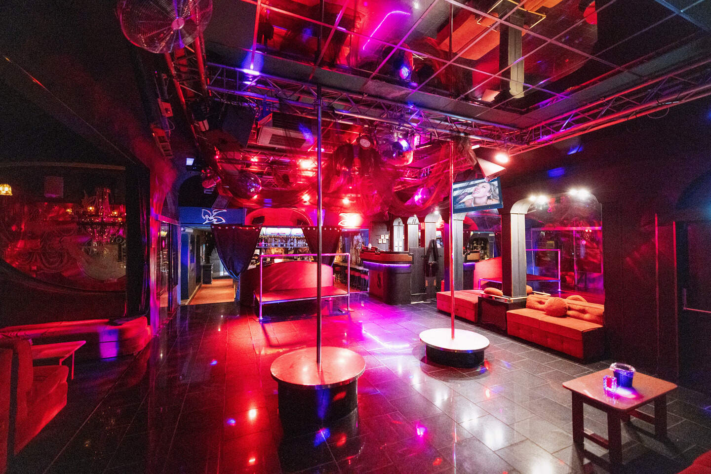 Eigenaar Dew laat zien wat er gebeurt in swingersclub Showboat: ’Ik wil ...