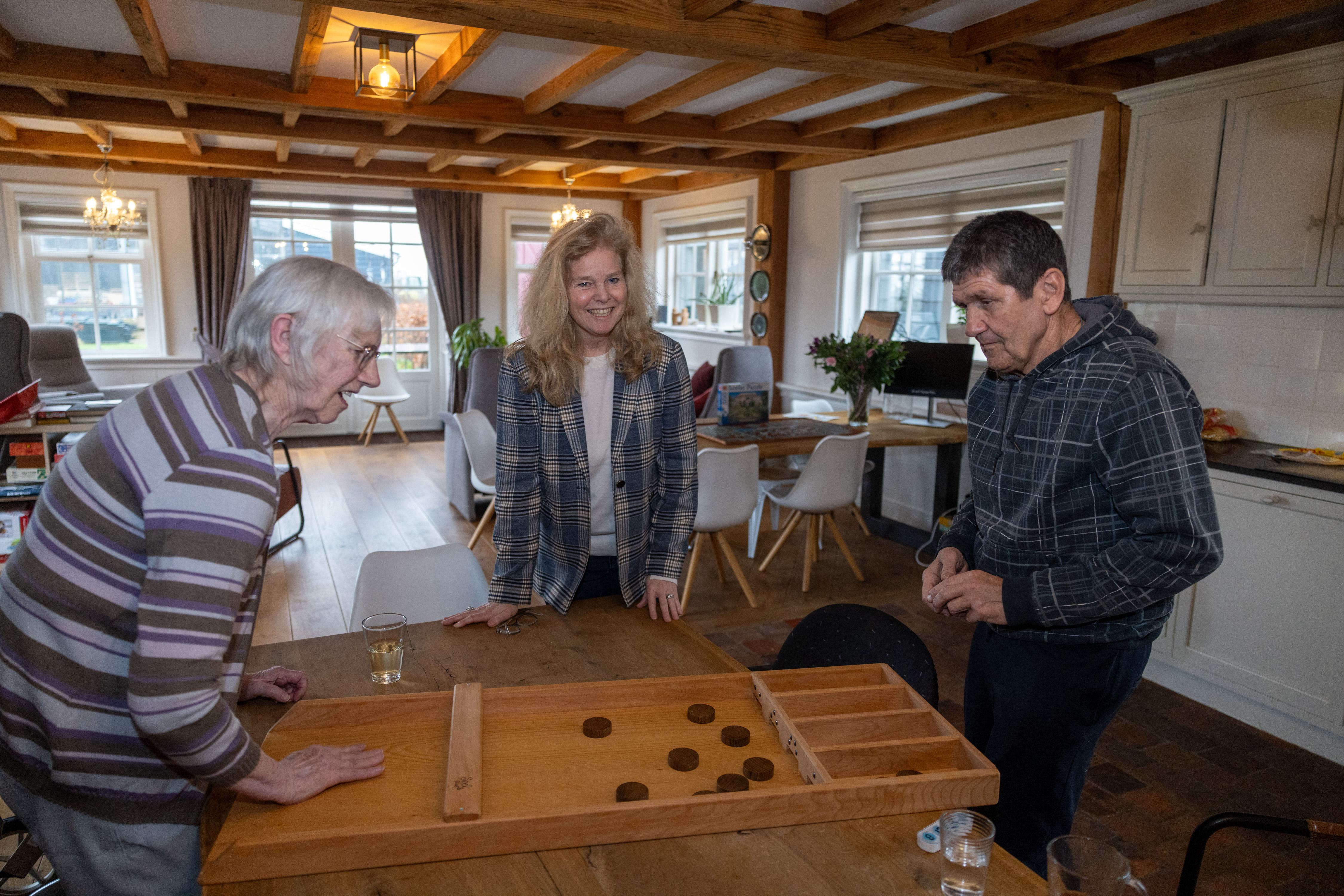 Wietse (79) kan zijn vrouw Gerda even loslaten dankzij het logeerhuis in Wijdewormer: ’Ik ben mantel