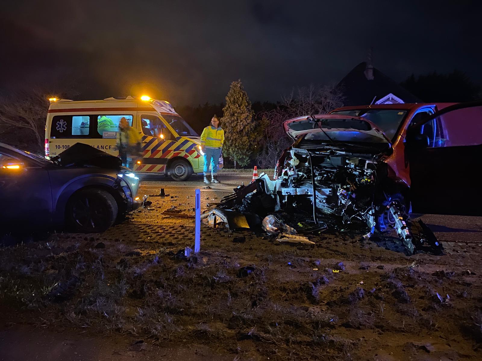 Twee gewonden bij frontale botsing op N506 bij Schellinkhout