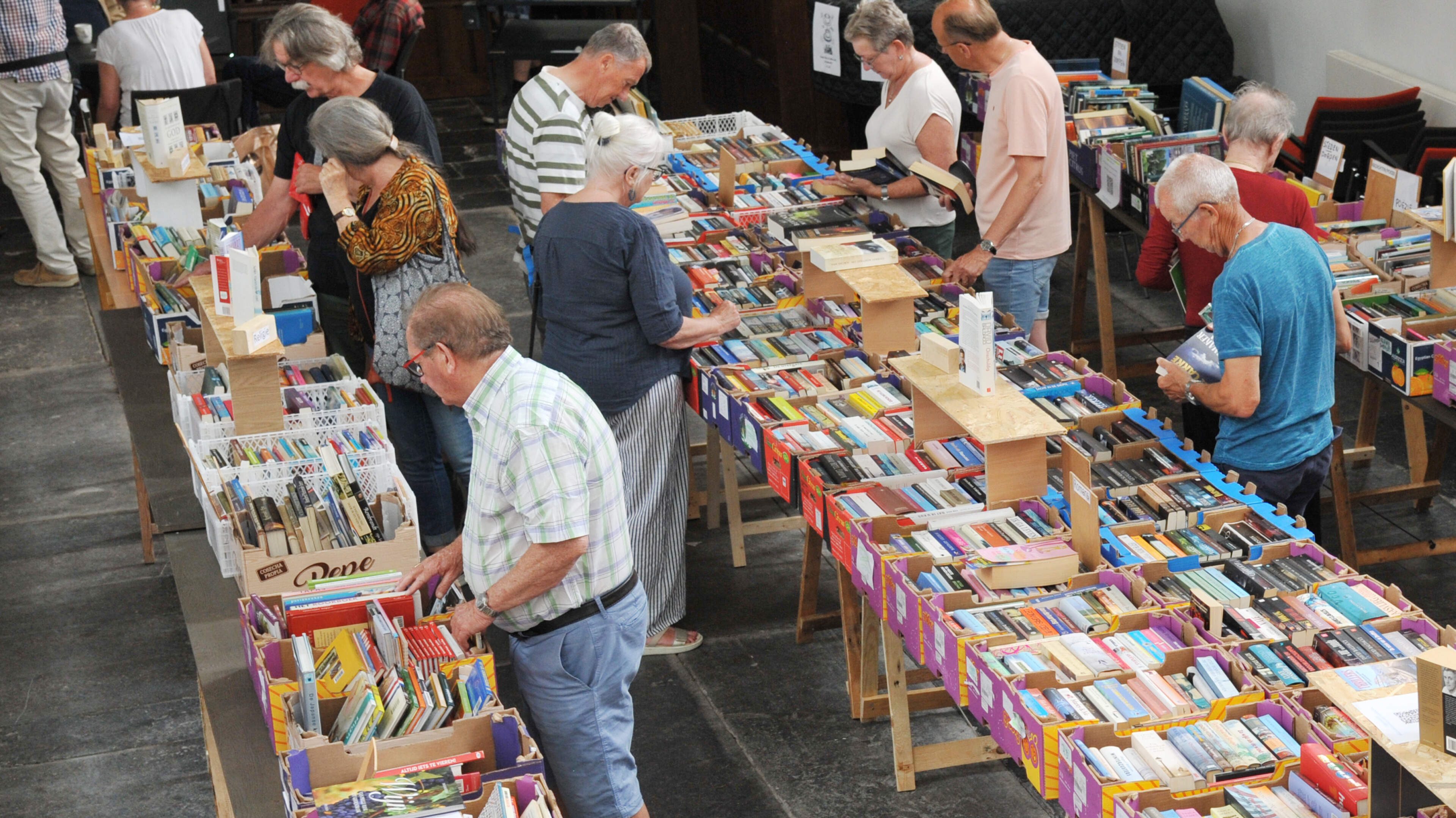 Stacks of Donald Ducks or books on Golden Earring and Heemskerk: PKN book sale proceeds for Reigershoeve residents. 'A nice little gift for your granddaughter'