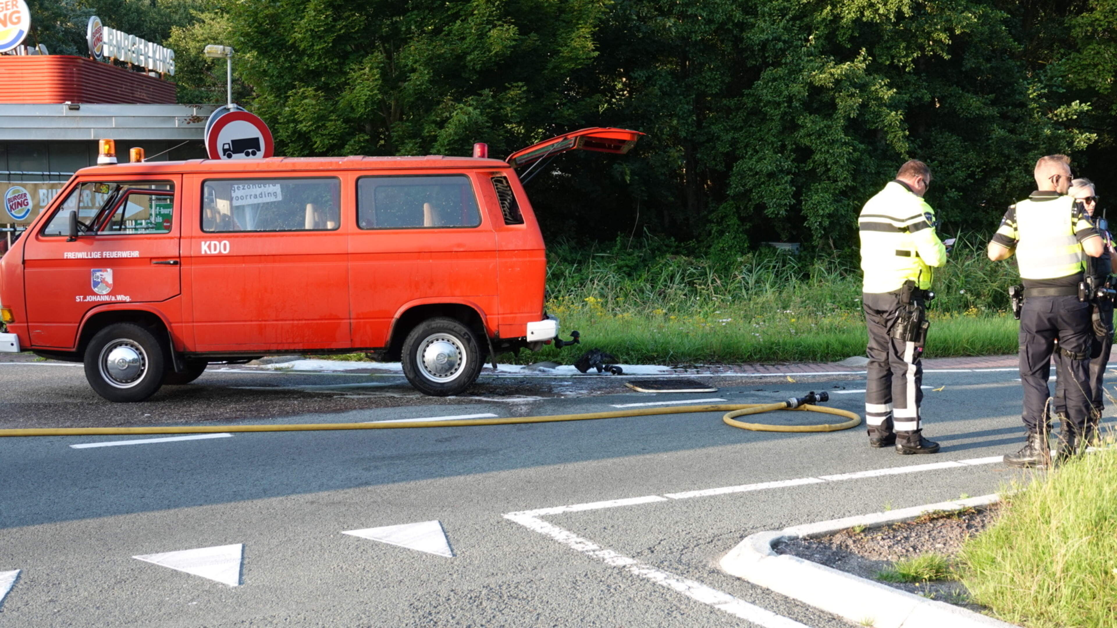 Oud brandweerbusje vat vlam op N515 in Wijdewormer