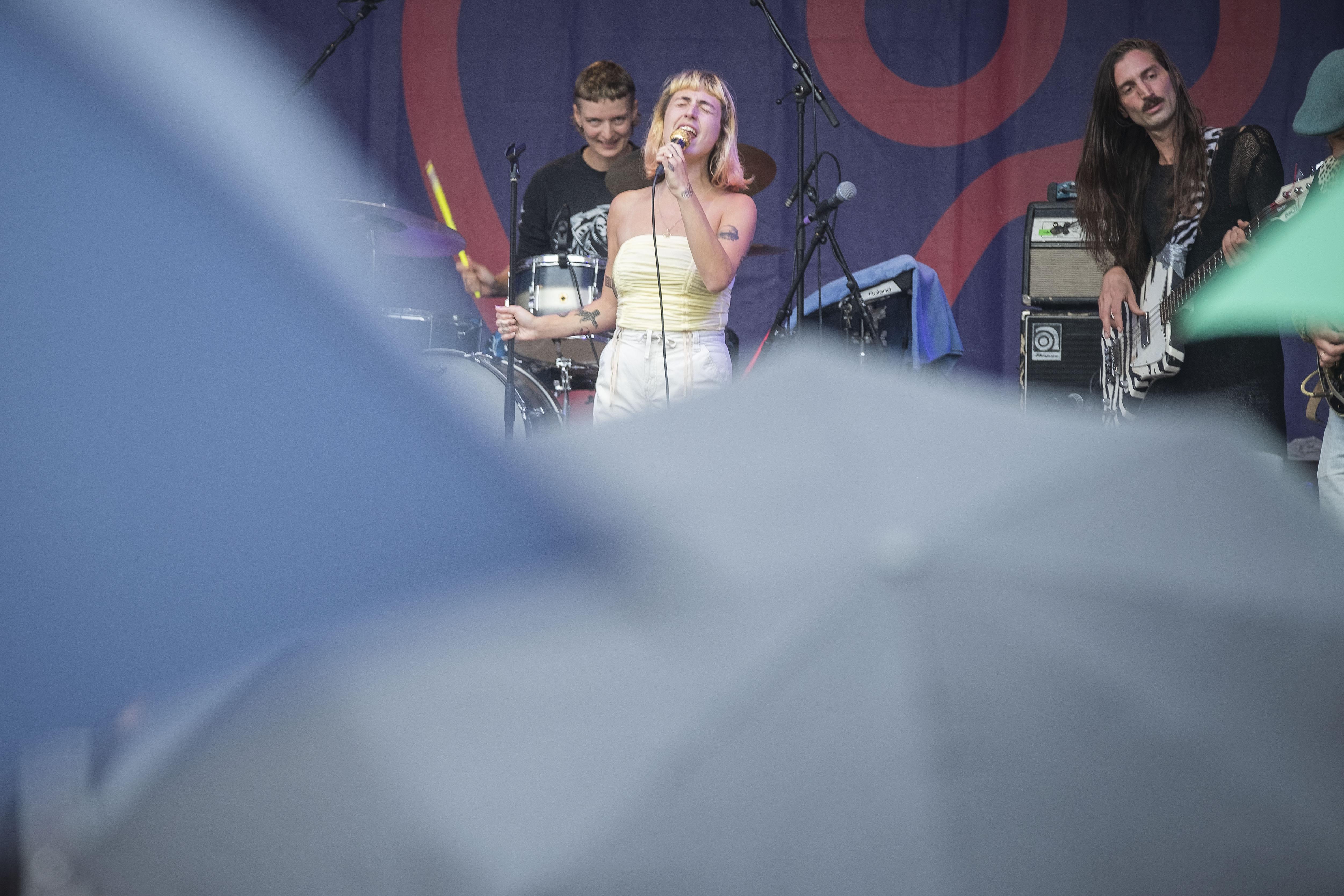 Regen mag de pret niet drukken bij optredens Sophie Straat en Thijs