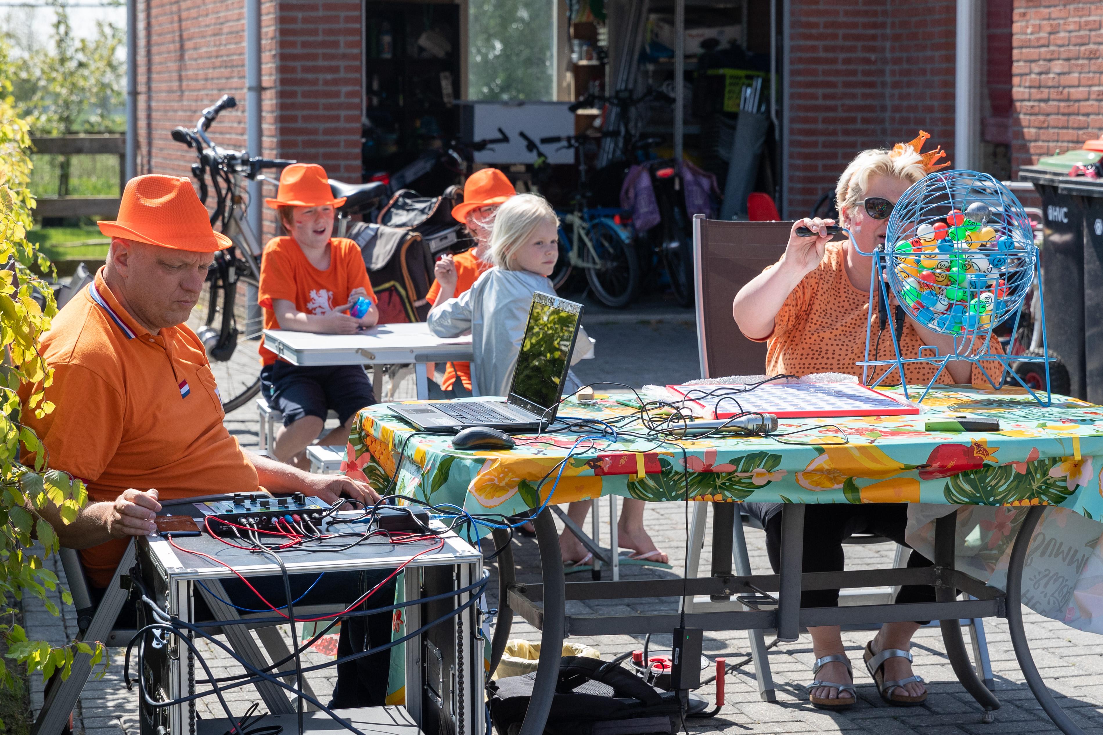 Straatbingo in Hauwert op Koningsdag: een dansje op straat als bewijs van een volle kaart