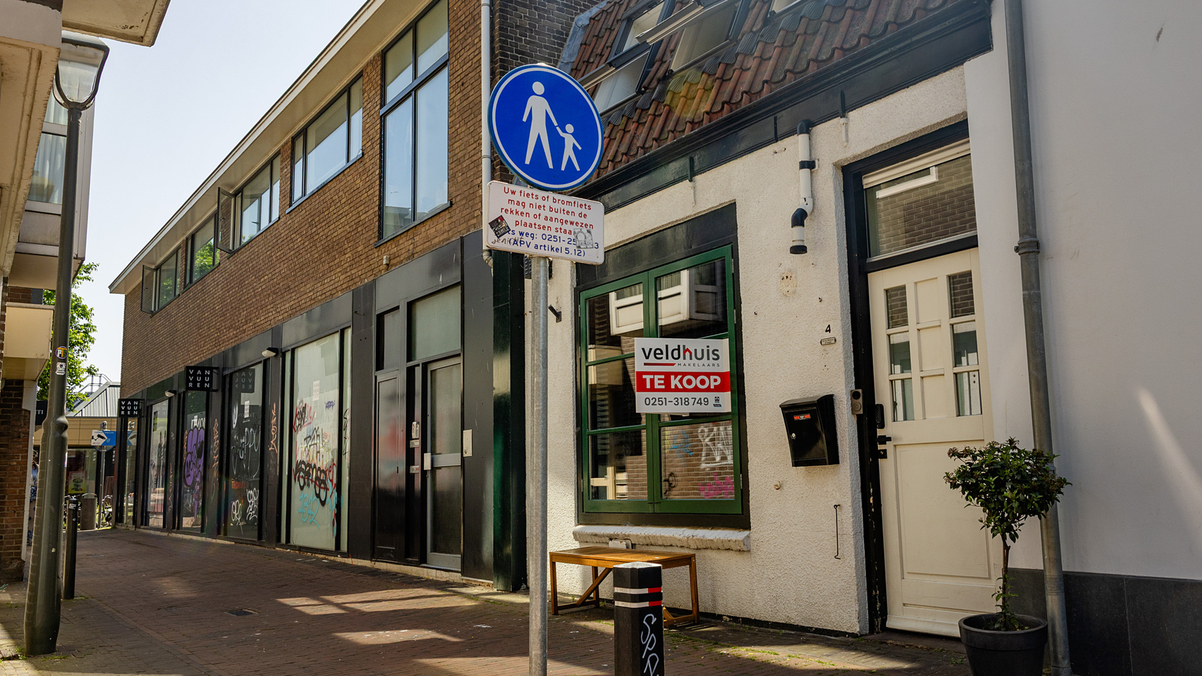 Over half a million views for old cheese shop at Hobbesteeg 4: narrow outside, modern family home inside