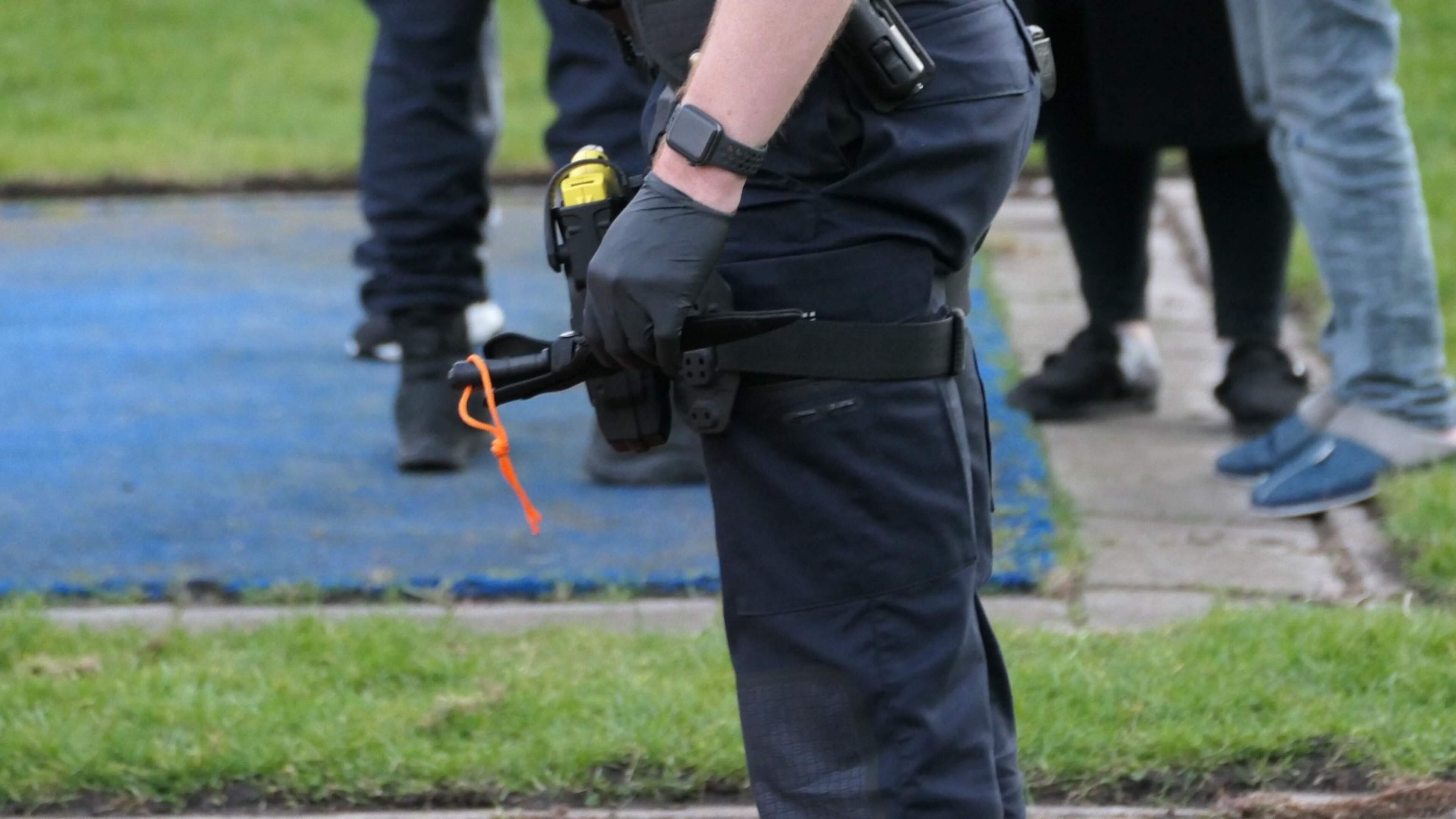 Jonge jongens zwaaien met mes en beschadigen speeltoestellen in Wormerveer