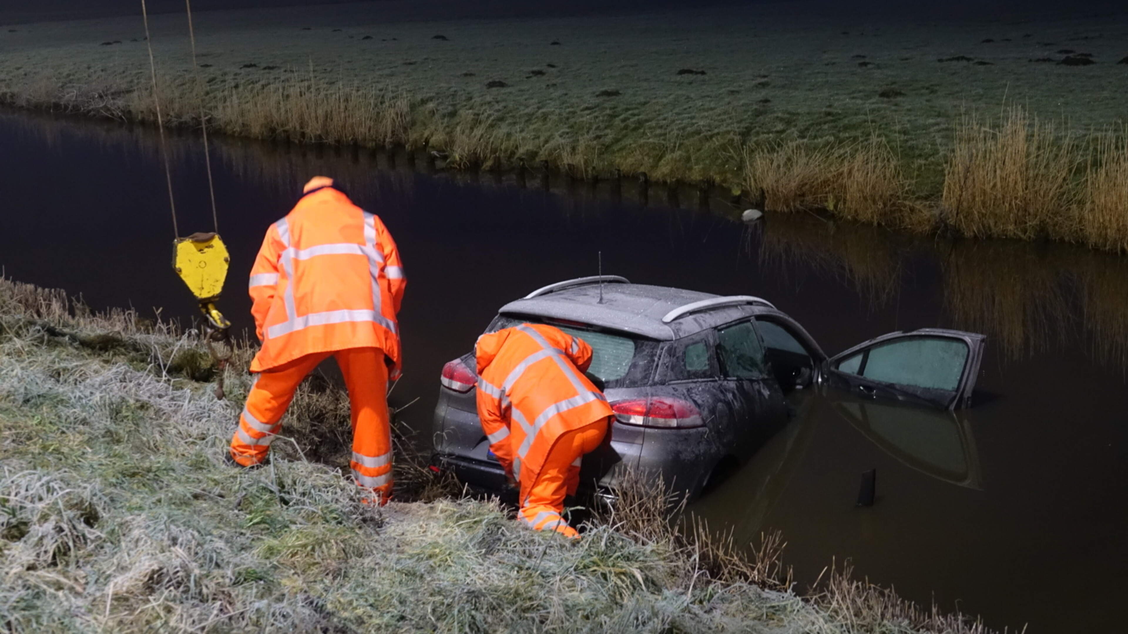 Lege auto in sloot aangetroffen langs A7 bij Wijdewormer