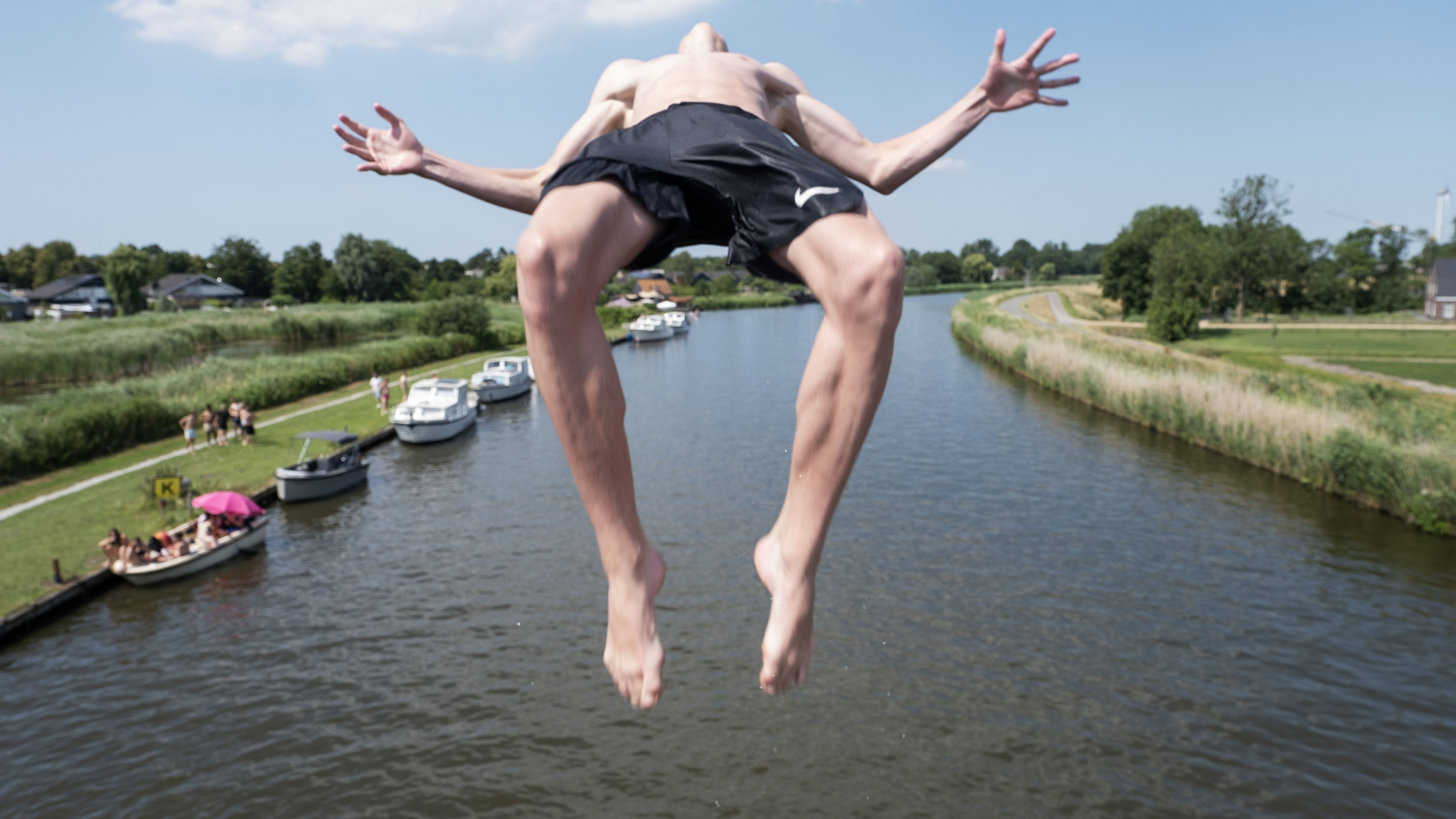 Het kippenbruggetje in Oudorp is het walhalla voor de brugspringer. ’Alleen de eerste keer is een be