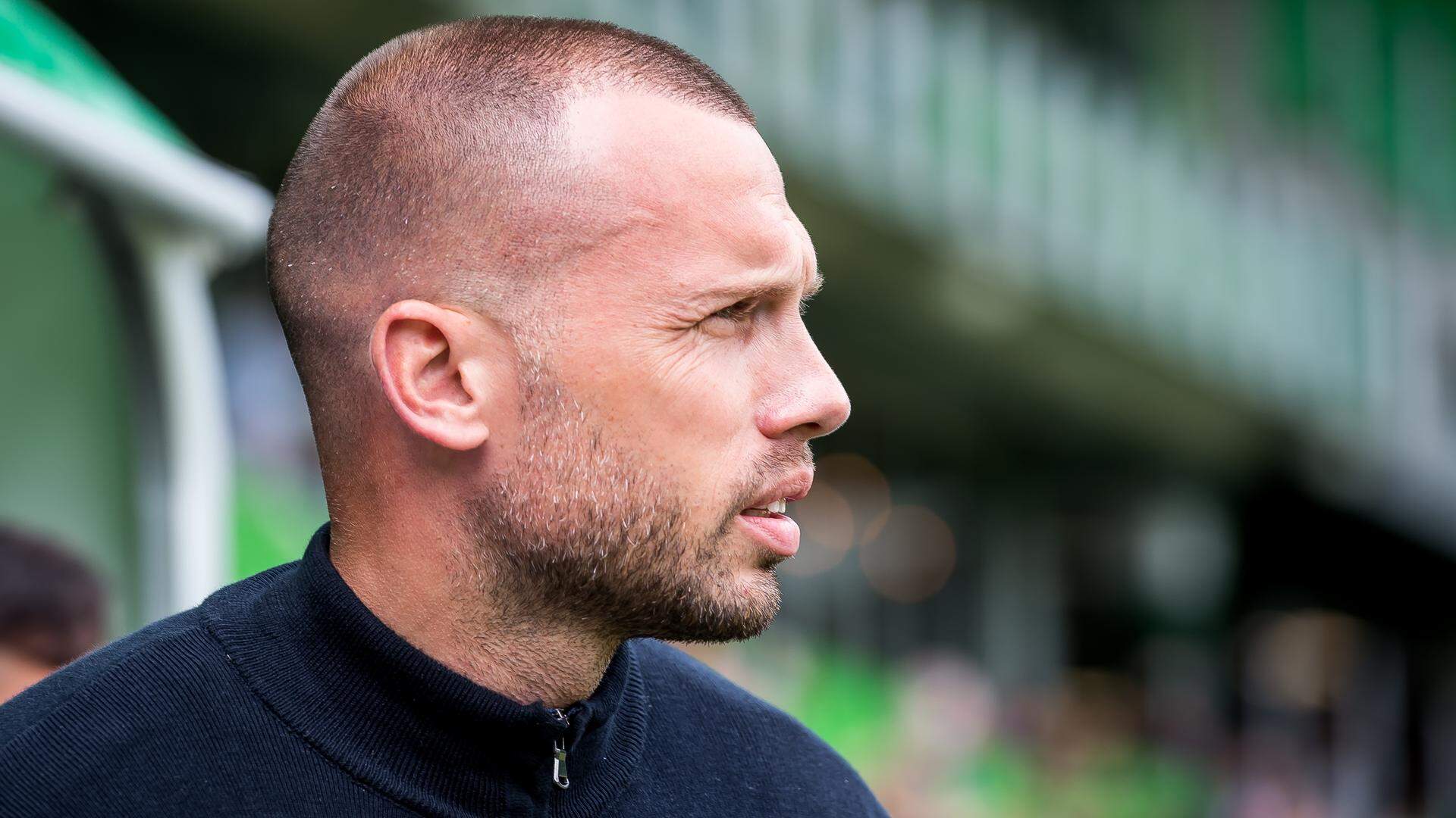 Ajax-coach John Heitinga nog zonder (jeugd)internationals op trainingskamp.