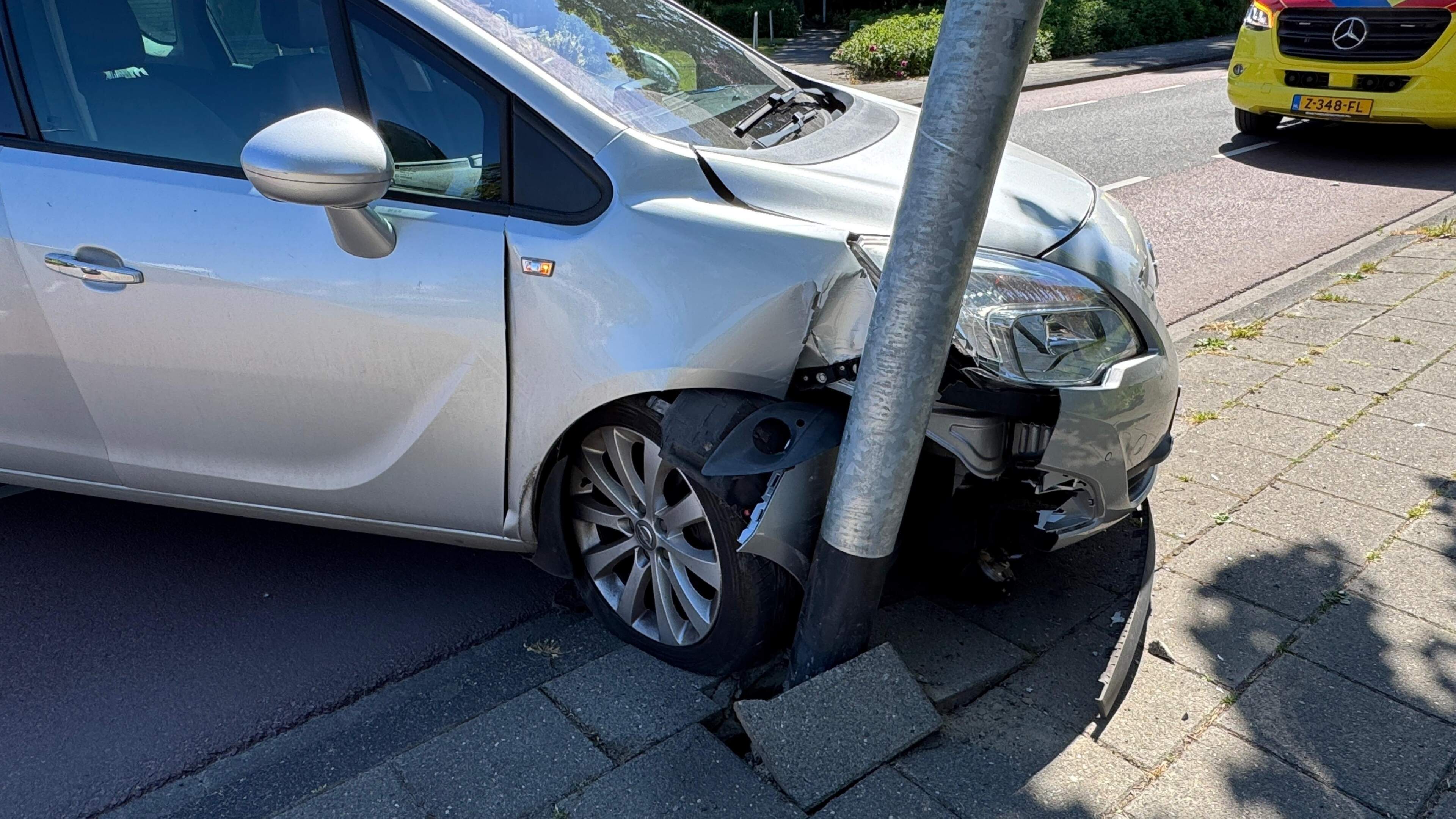 Auto botst tegen lantaarnpaal in Hoogkarspel