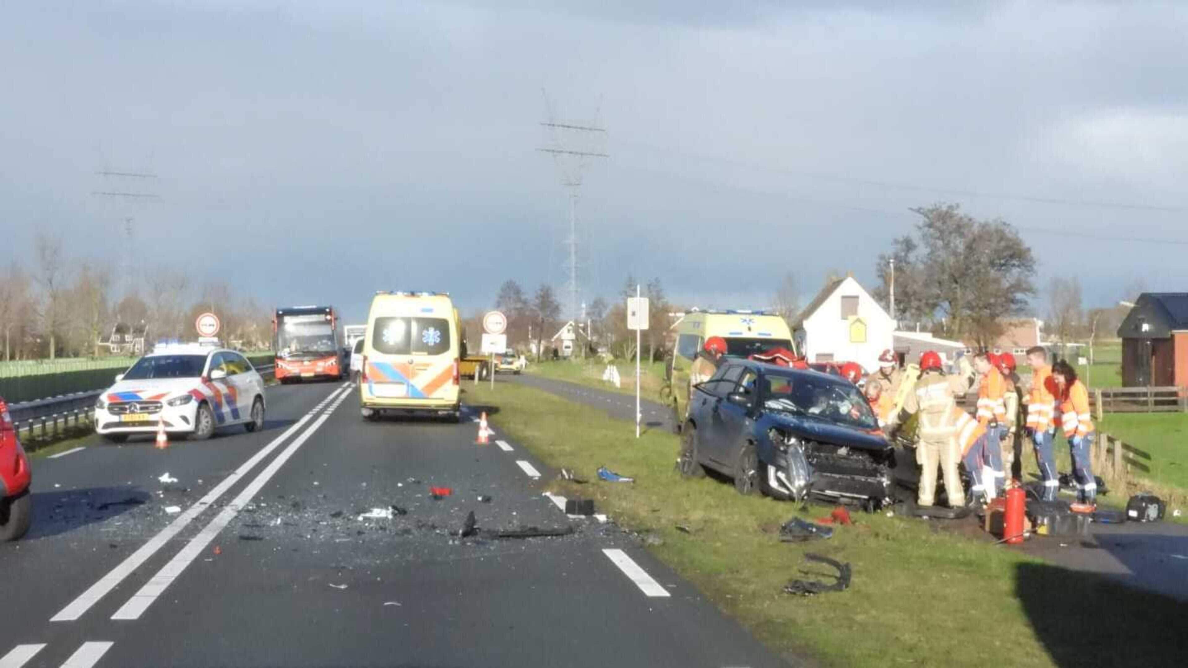 Twee auto’s klappen frontaal op elkaar op N235 in Ilpendam; zeker twee gewonden