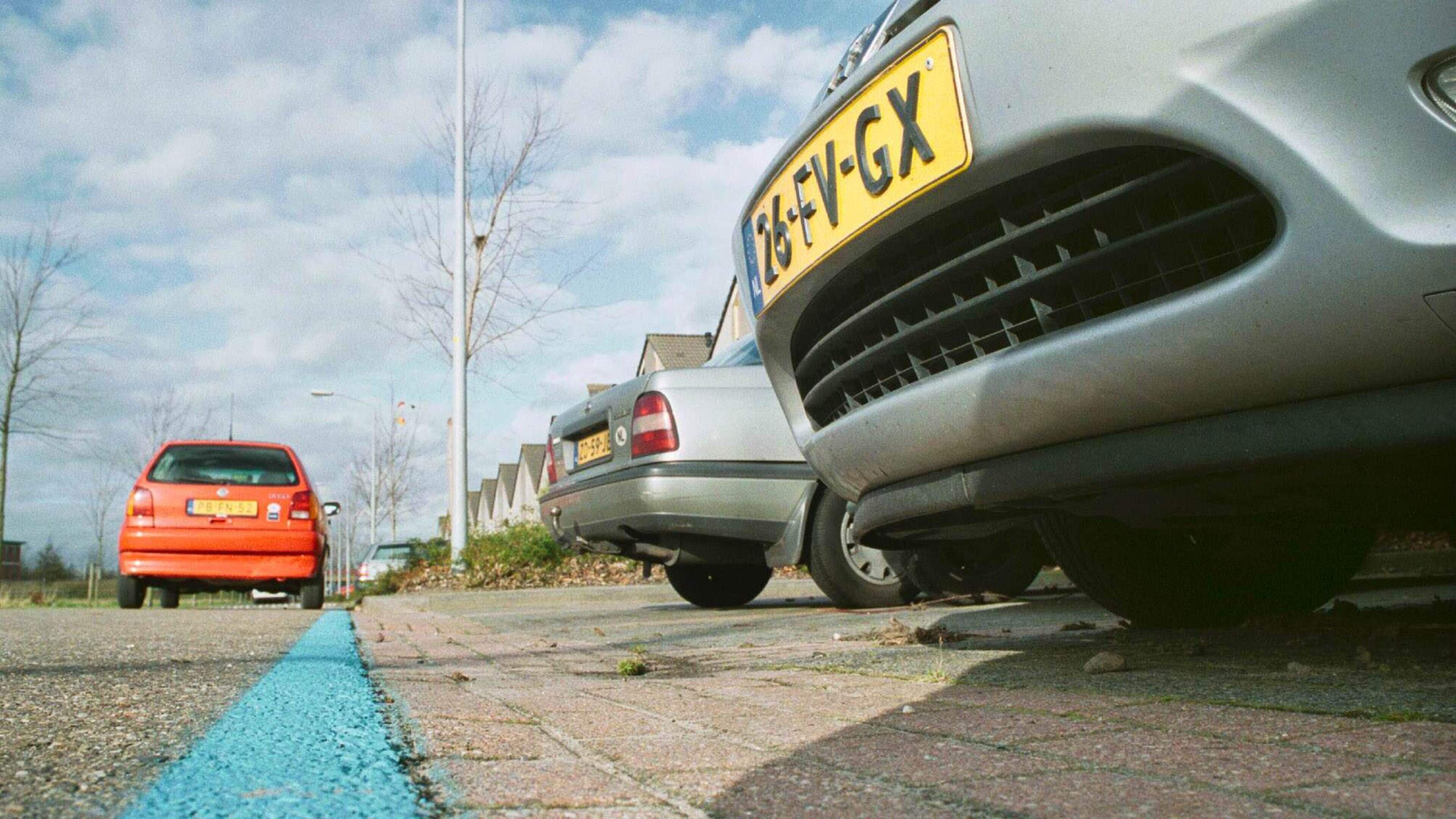 Residents want blue zone on Rijksstraatweg. Council says no: 'parking pressure within limits'