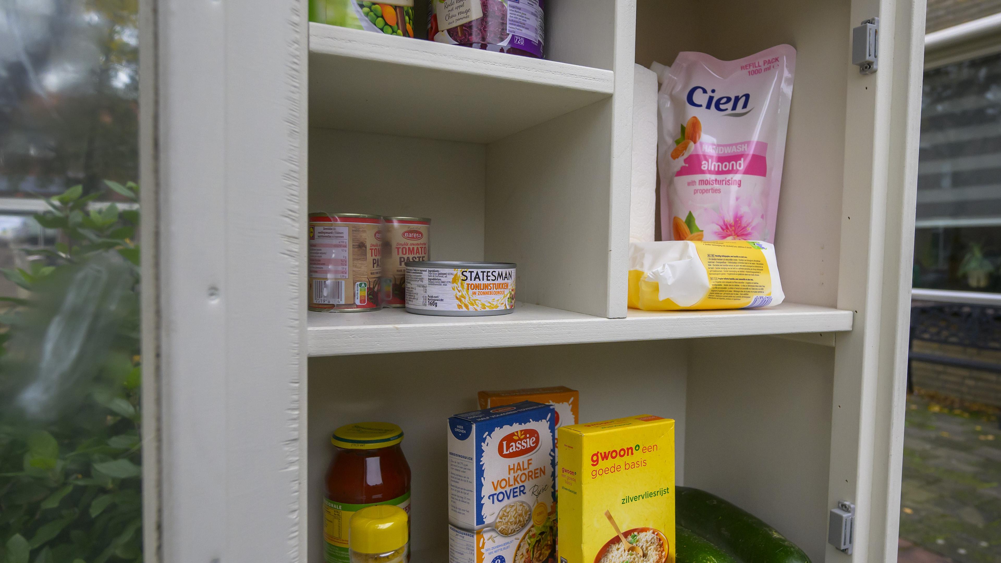 Twee buurtkastjes bij flat in Purmerendse Wheermolen