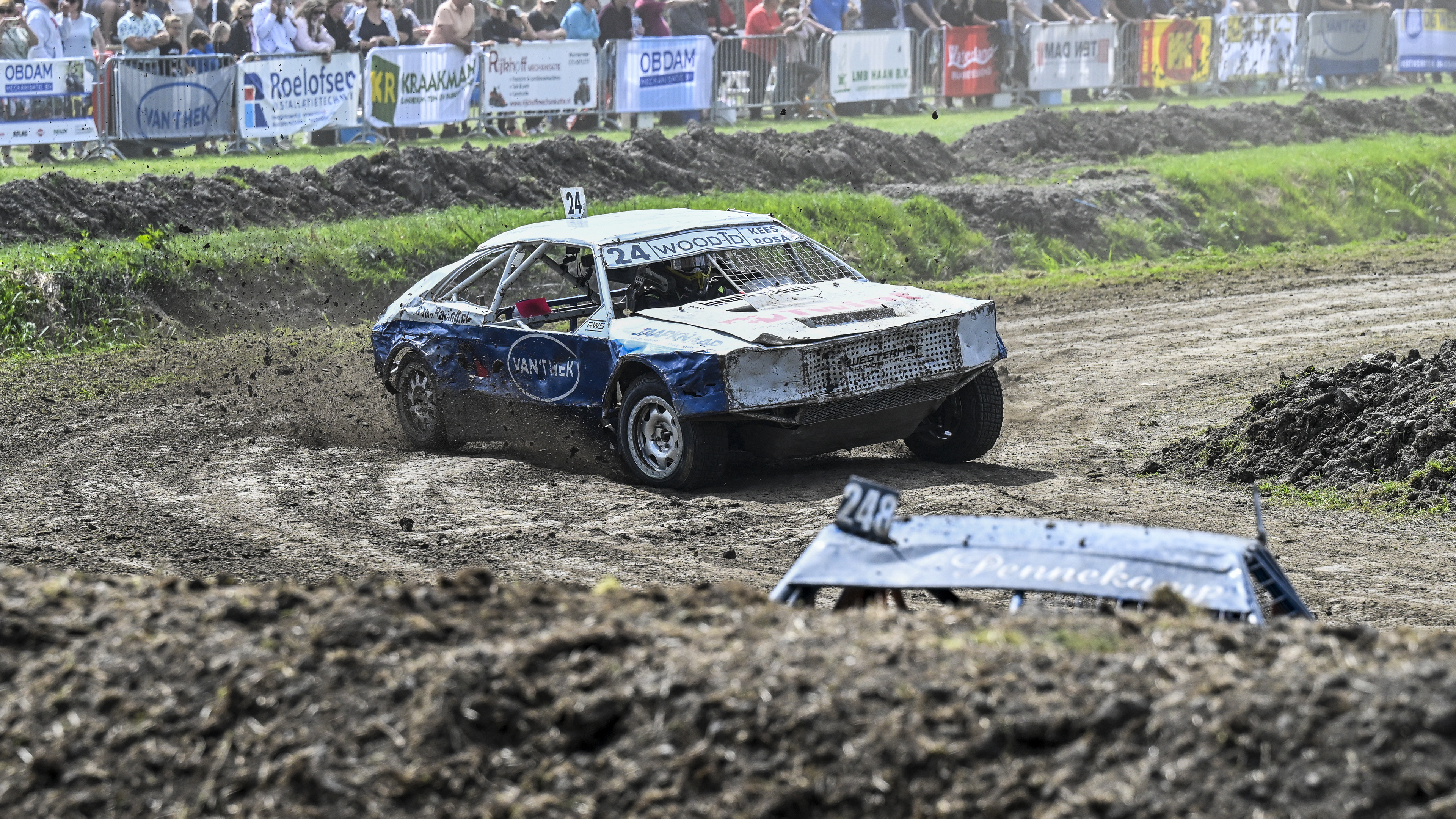 Han Steenman kent geen rust tijdens Autocross Beemster. Zelfs geen tijd om helm te drogen