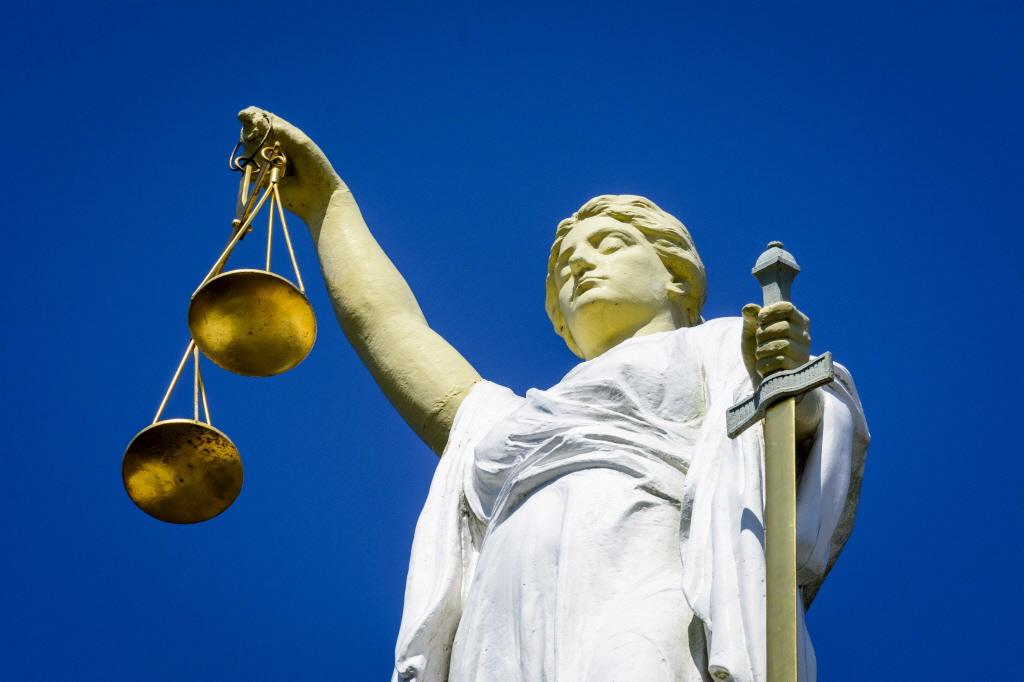 Gevangenisstraf geëist na afpersing van stel uit Watergang. Gespannen sfeer tussen vermeende afperse