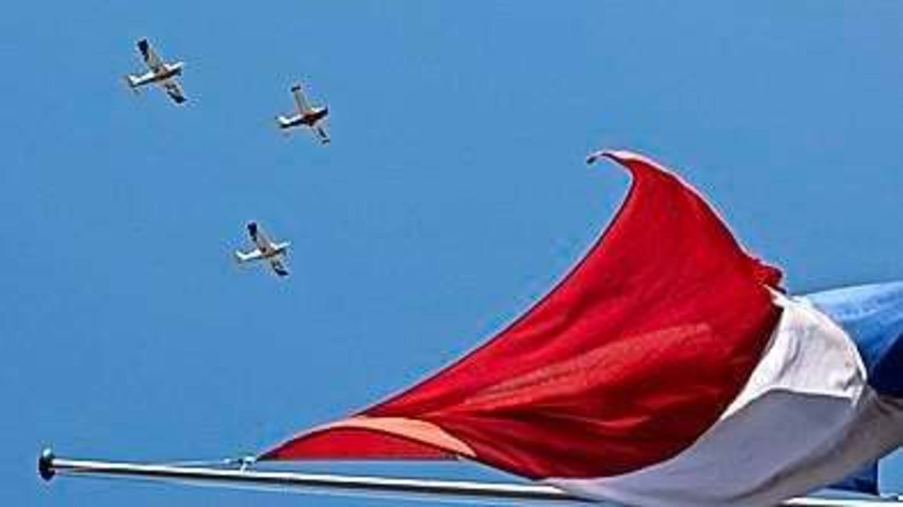 Eerbetoon in de lucht: Tijdens Dodenherdenking vliegen de Edambusters over monument Berkhout en Spie