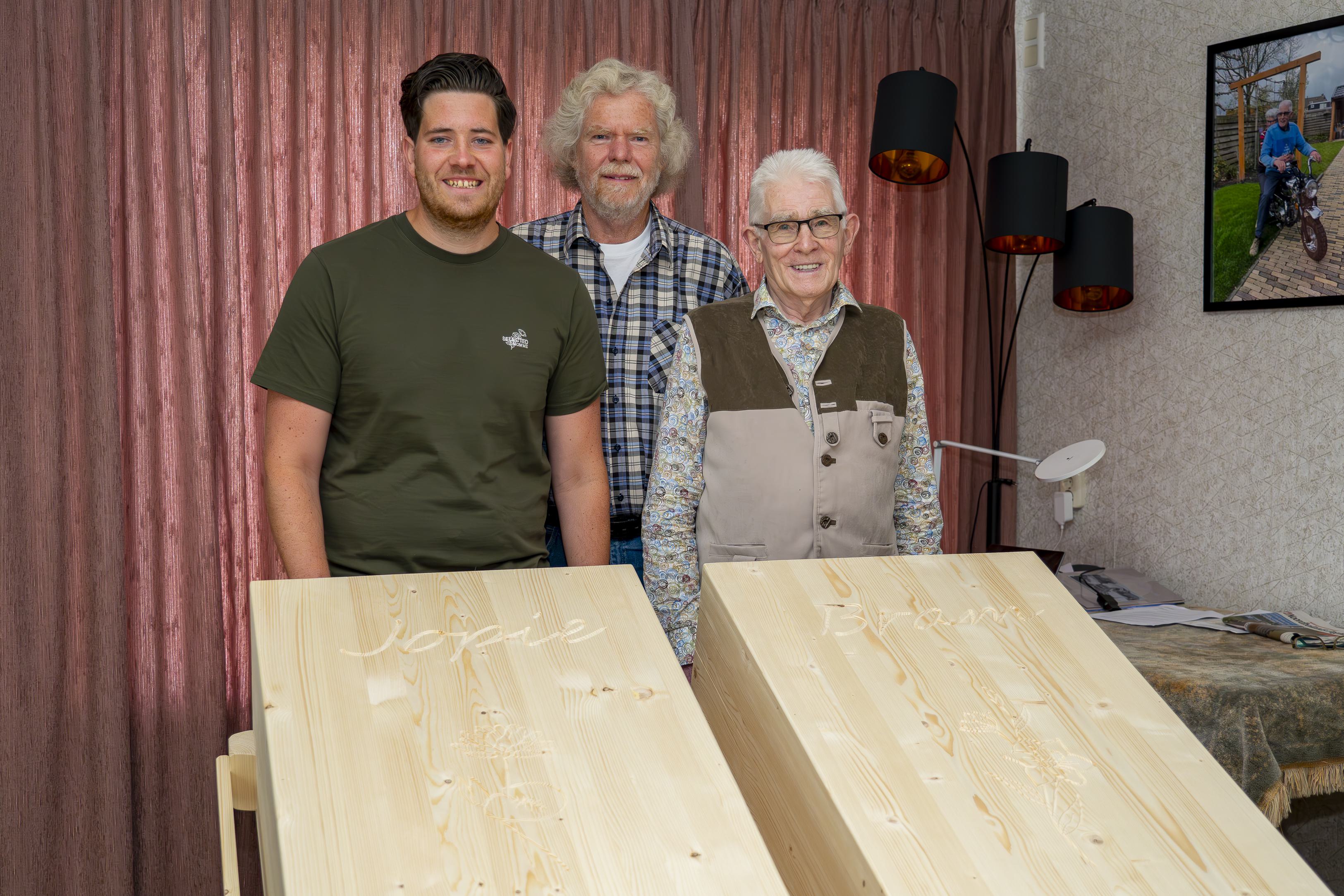 Kleinzoon maakt grafkisten voor zijn opa en oma