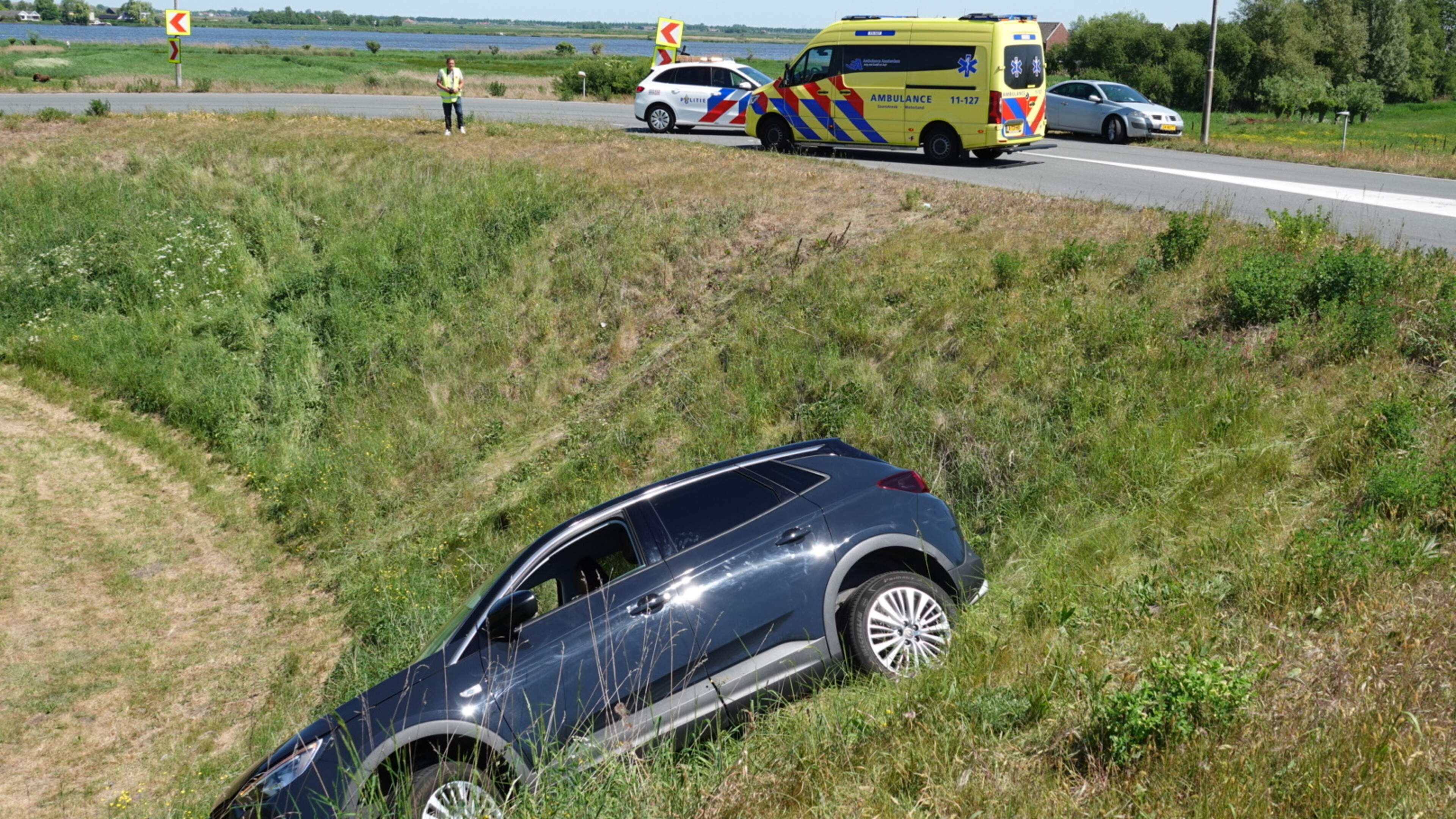 Zwangere automobiliste raakt van de weg in Wormer